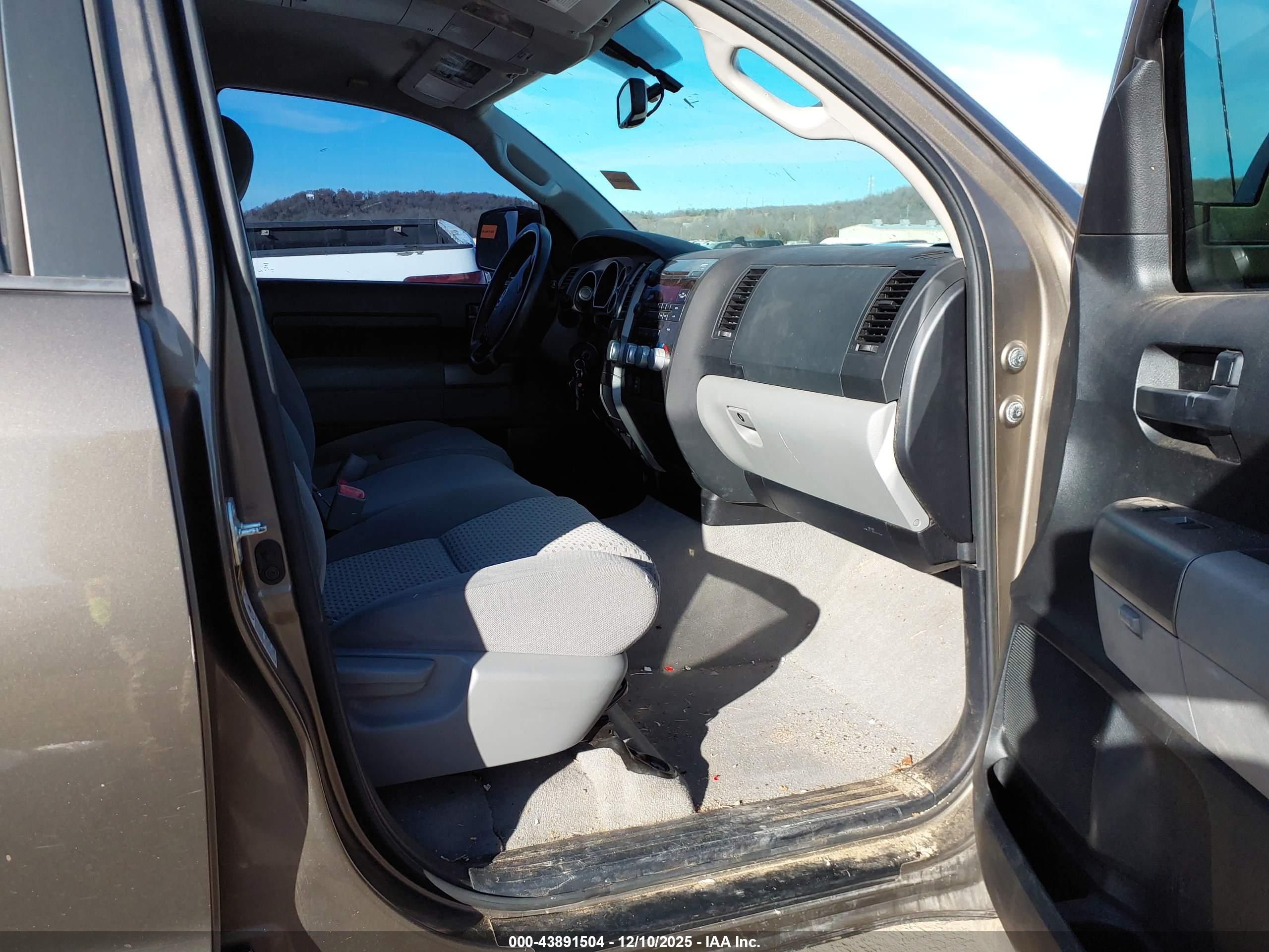 TOYOTA TUNDRA image 5