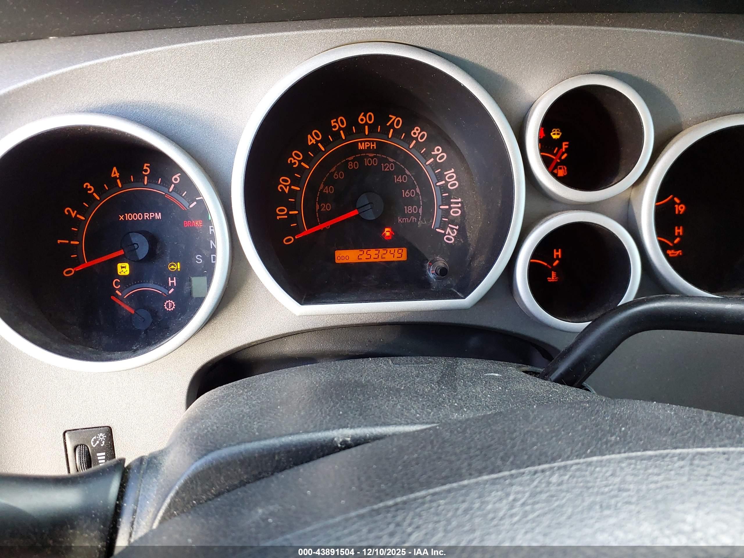 TOYOTA TUNDRA image 7