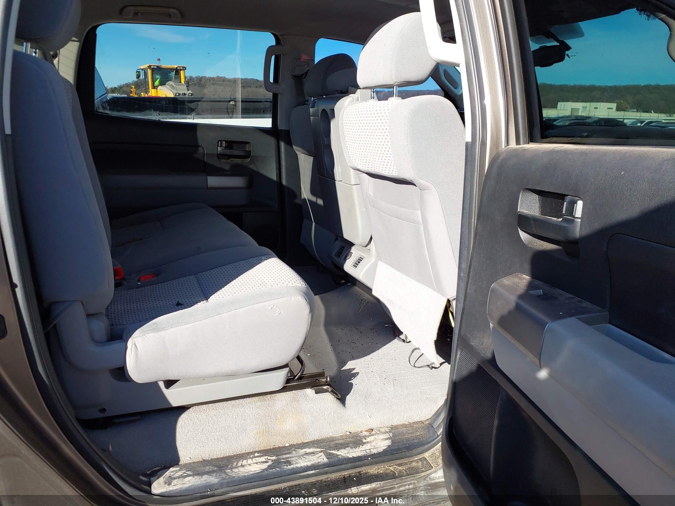 TOYOTA TUNDRA image 8