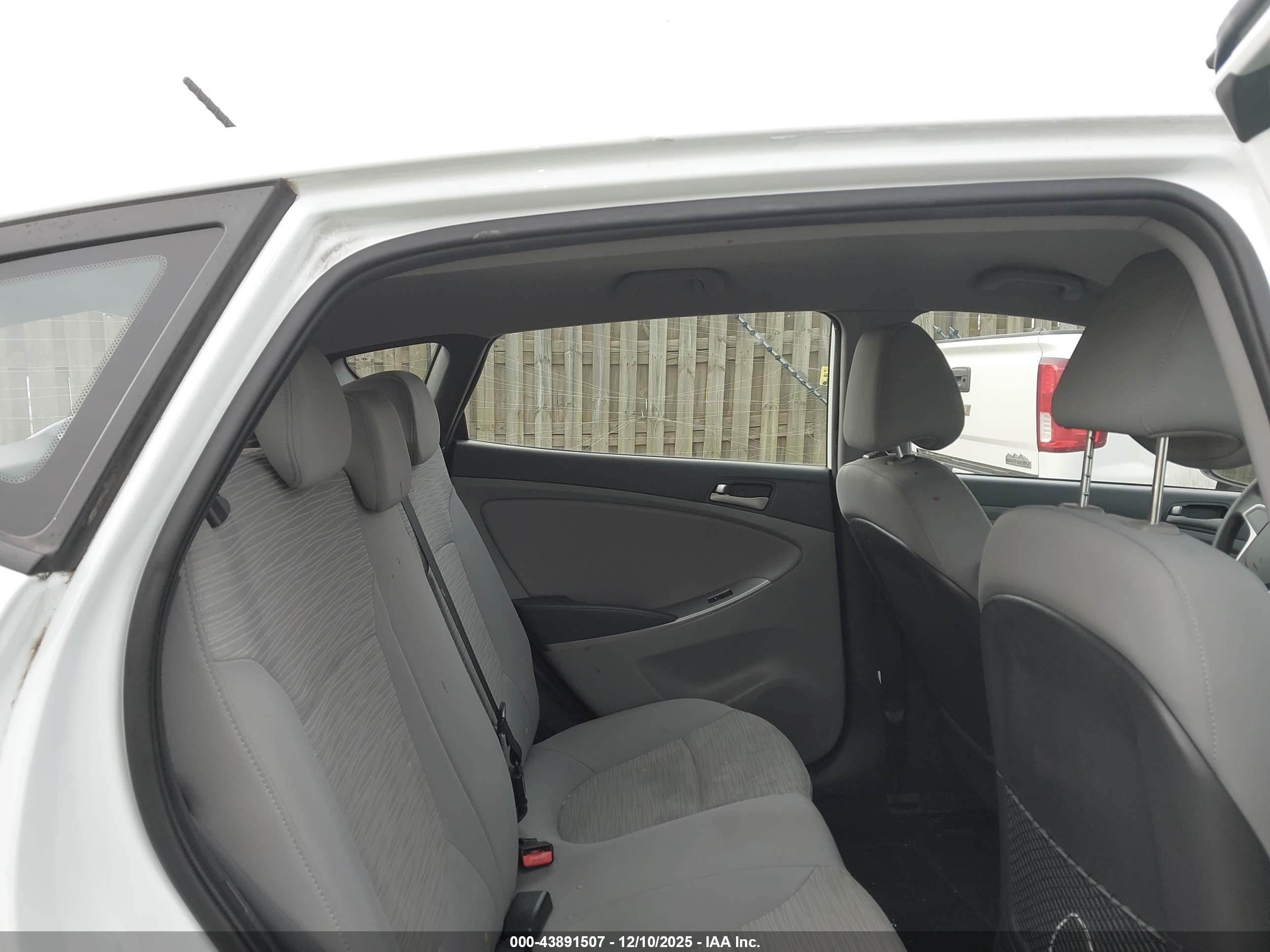 HYUNDAI ACCENT image 8