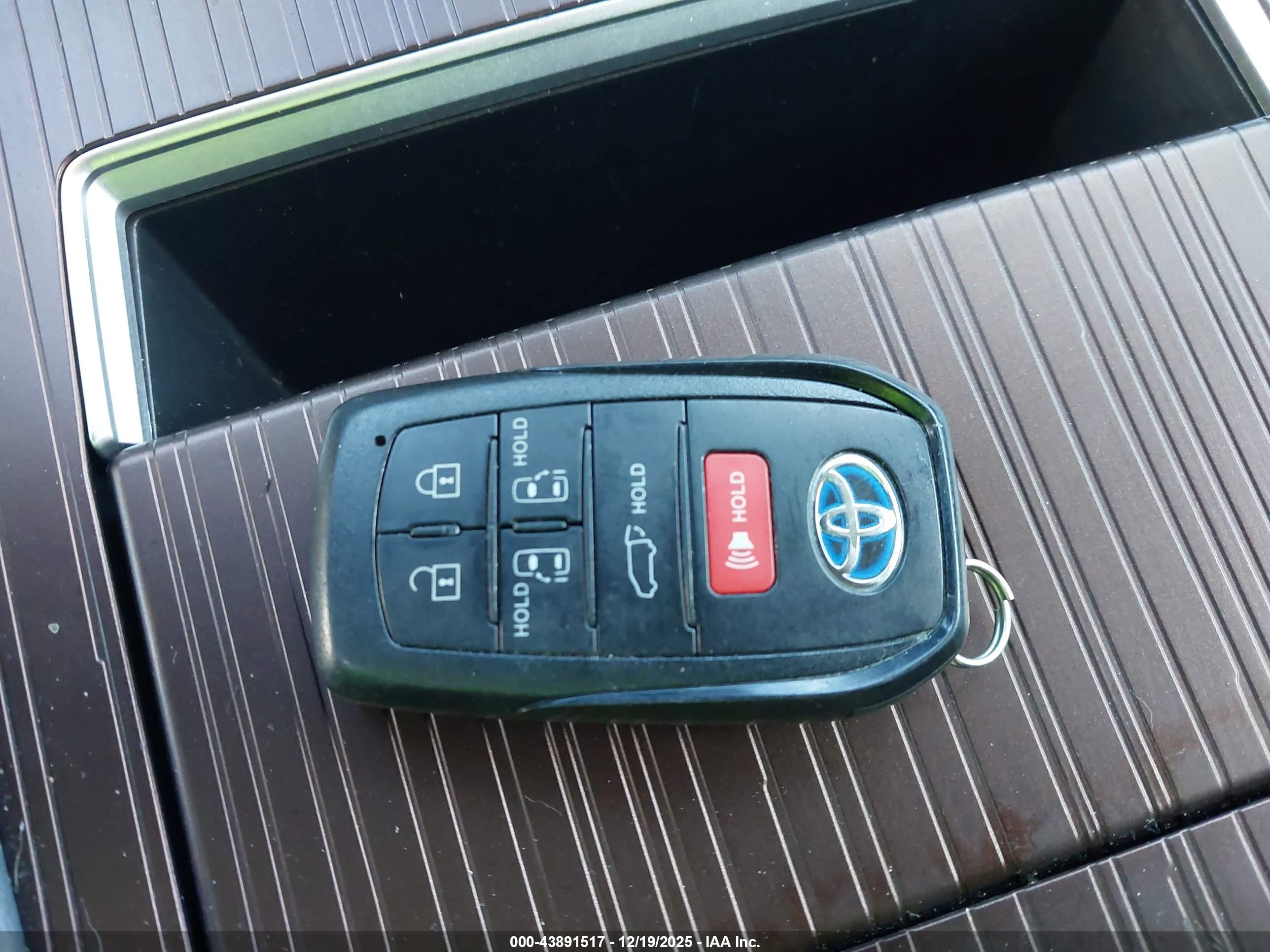 TOYOTA SIENNA image 11