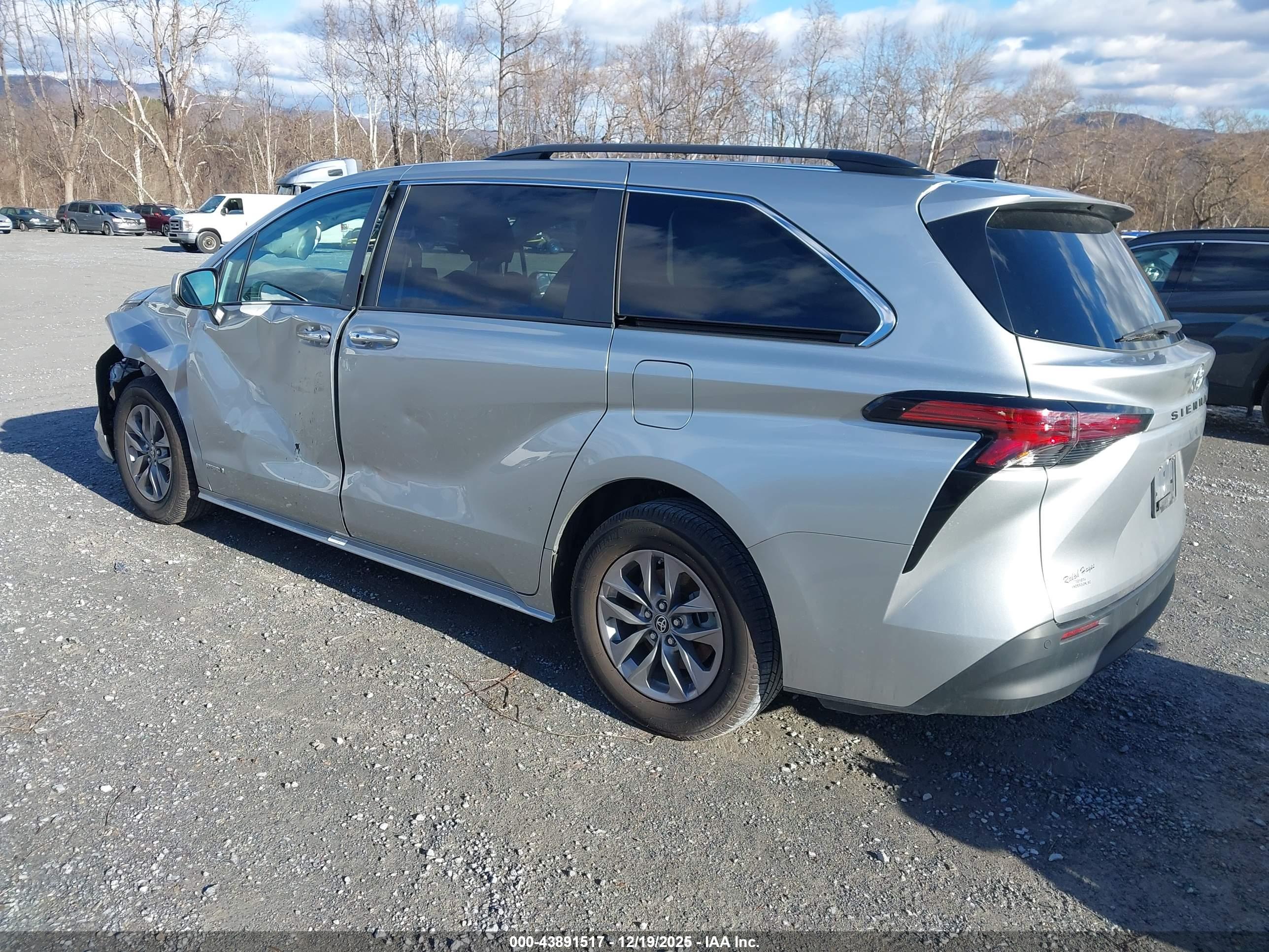 TOYOTA SIENNA image 3