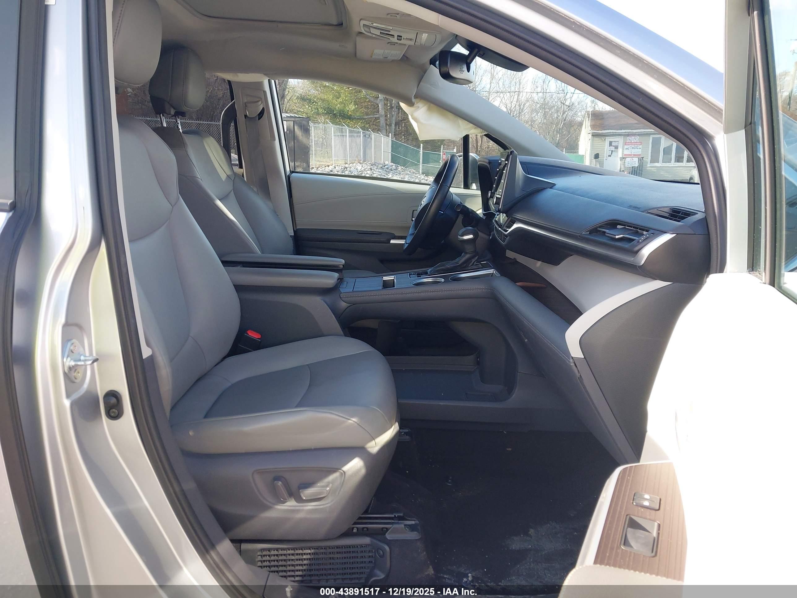 TOYOTA SIENNA image 5