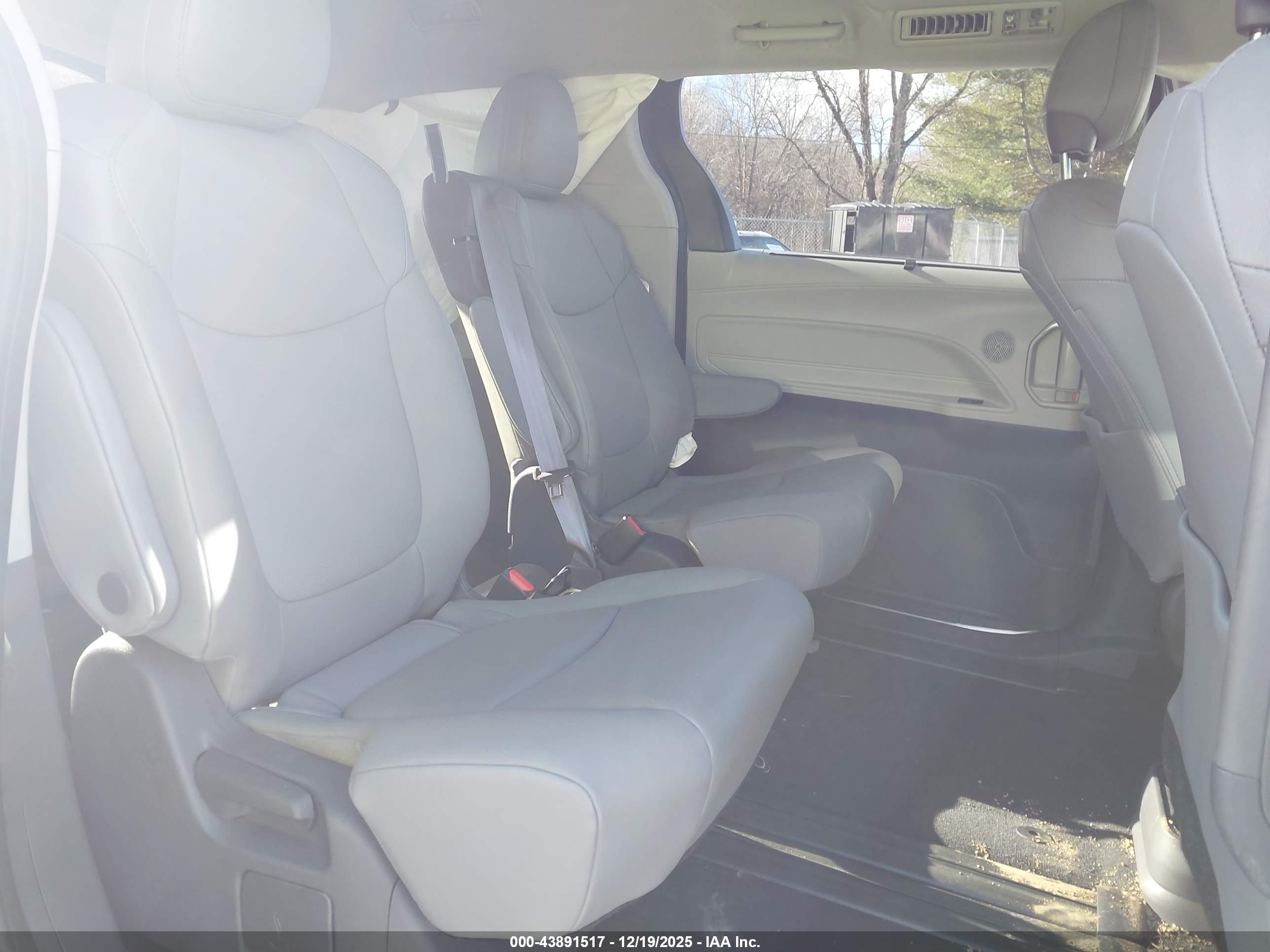 TOYOTA SIENNA image 8