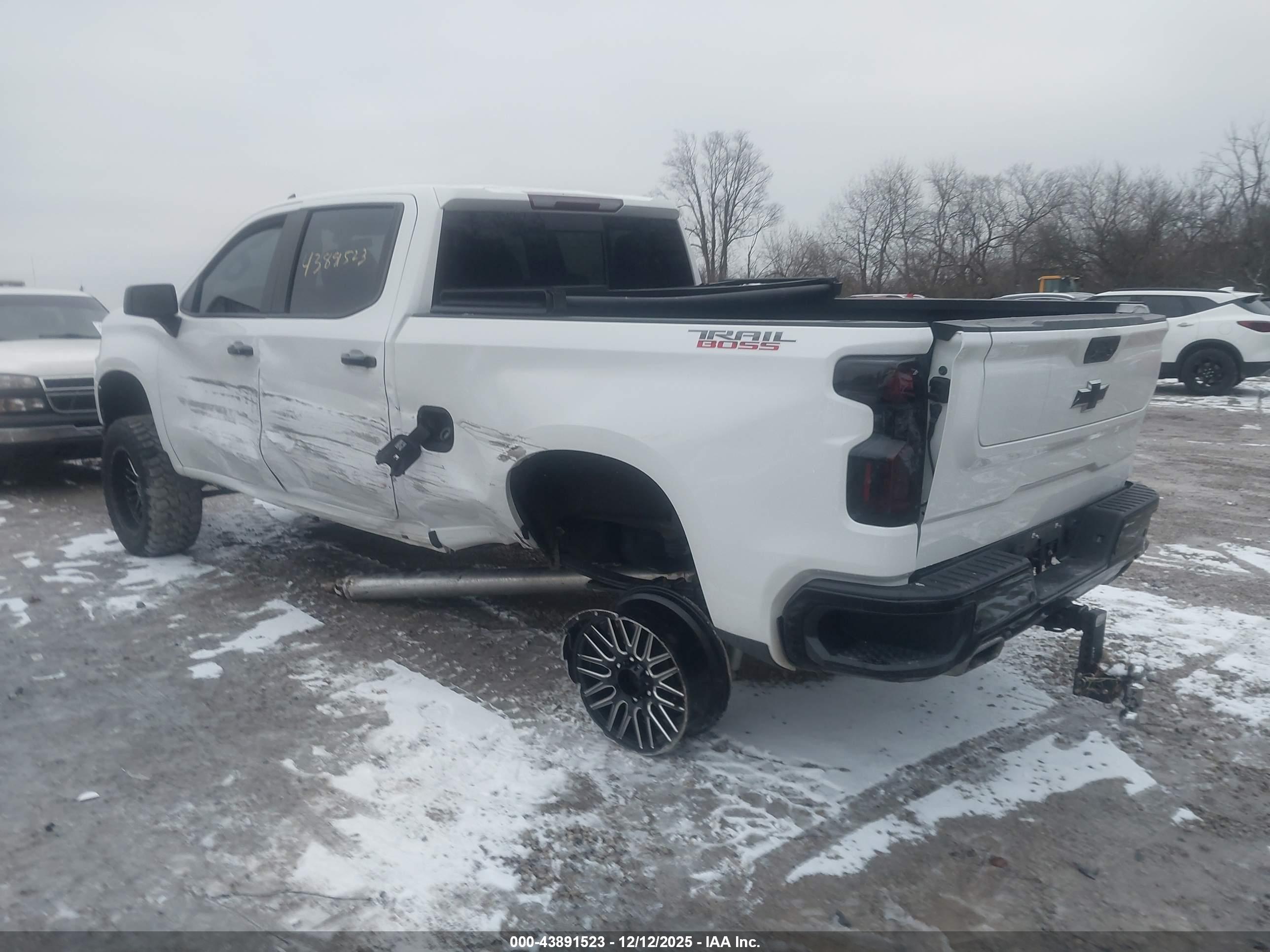 CHEVROLET SILVERADO image 3