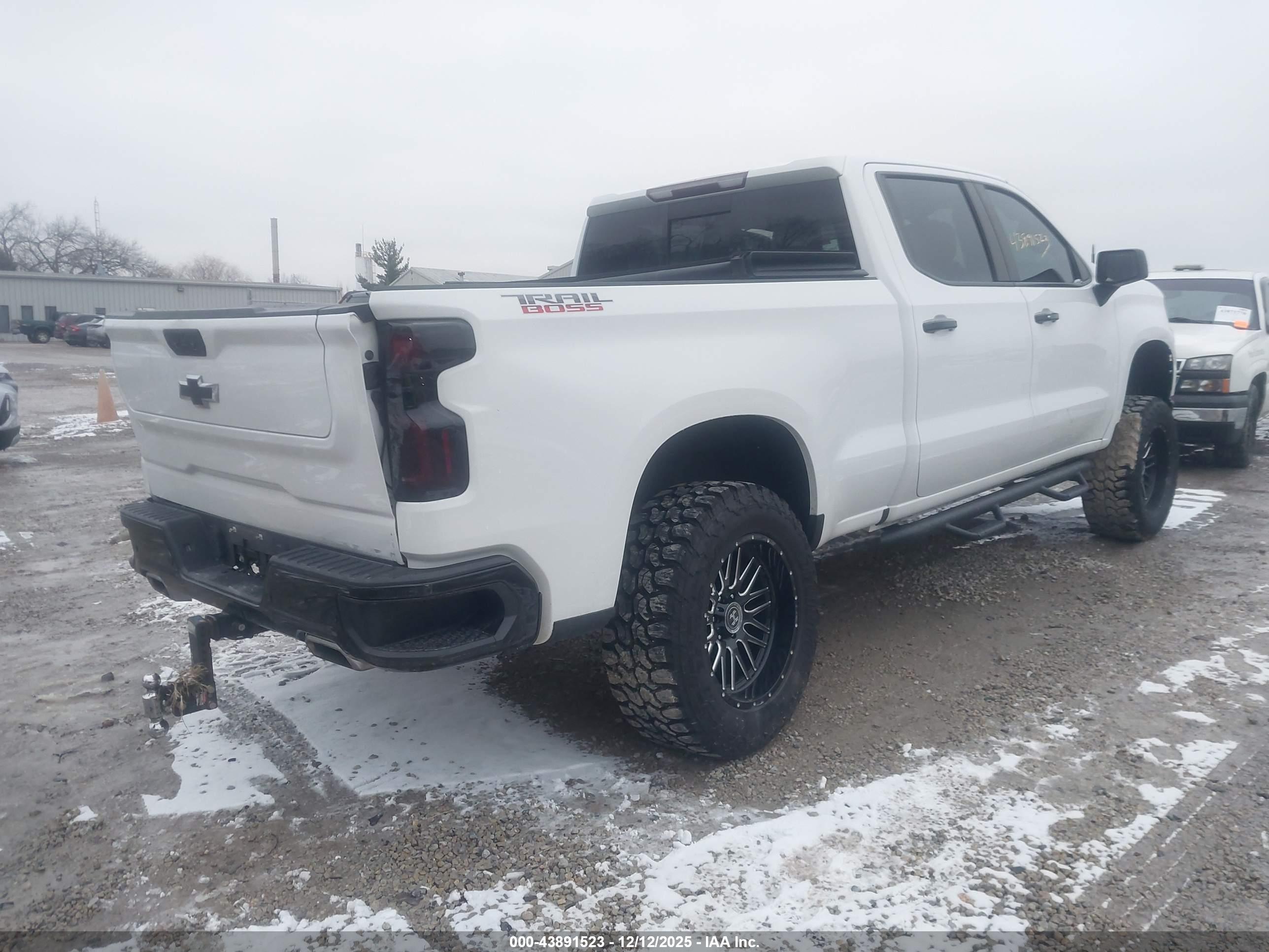 CHEVROLET SILVERADO image 4