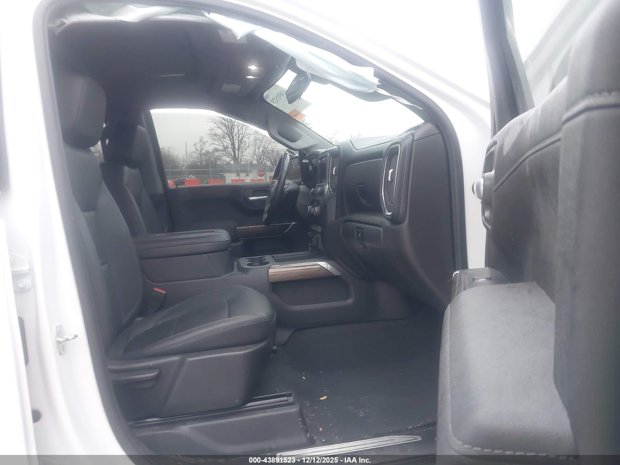 CHEVROLET SILVERADO image 5