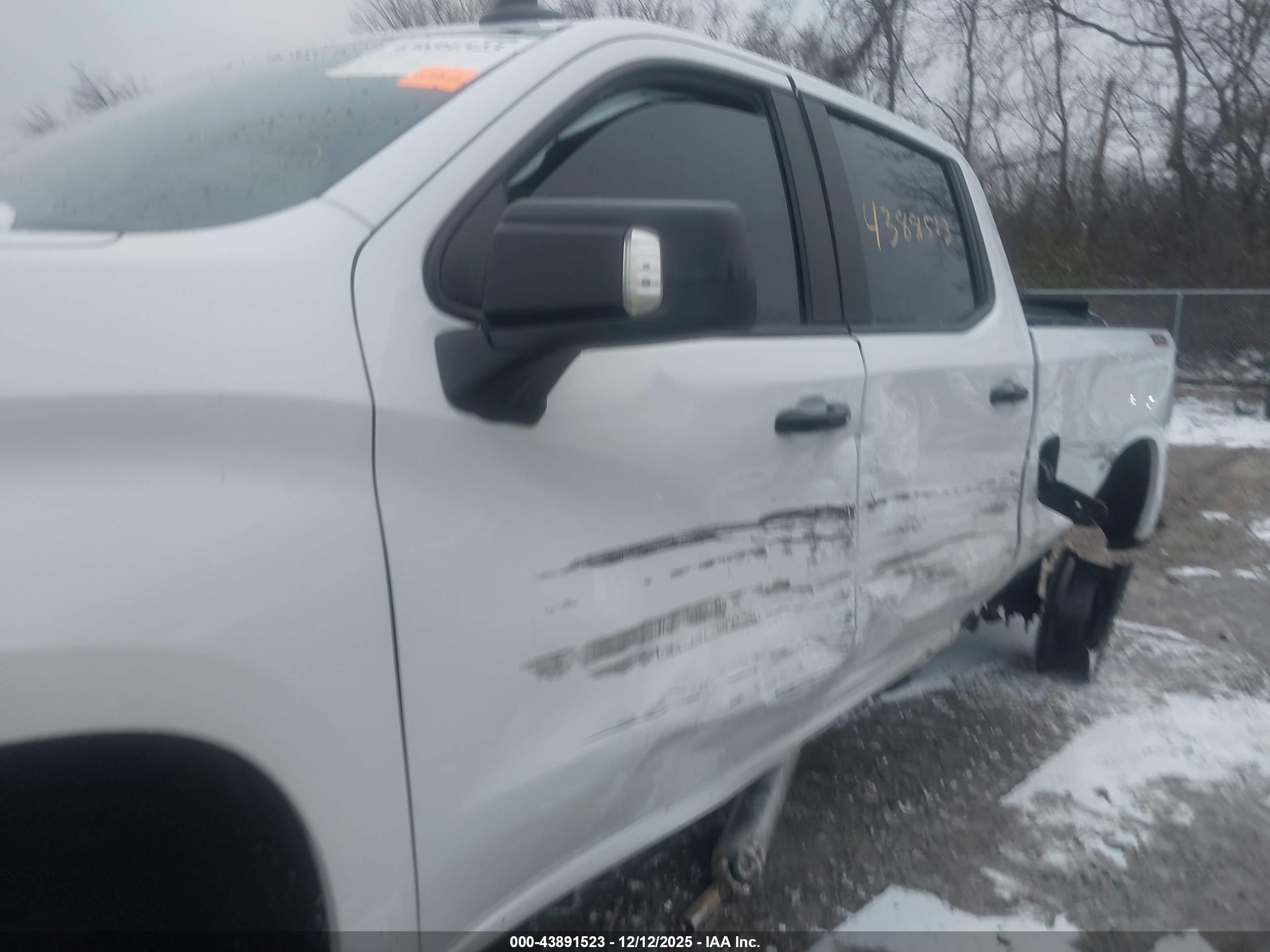 CHEVROLET SILVERADO image 6