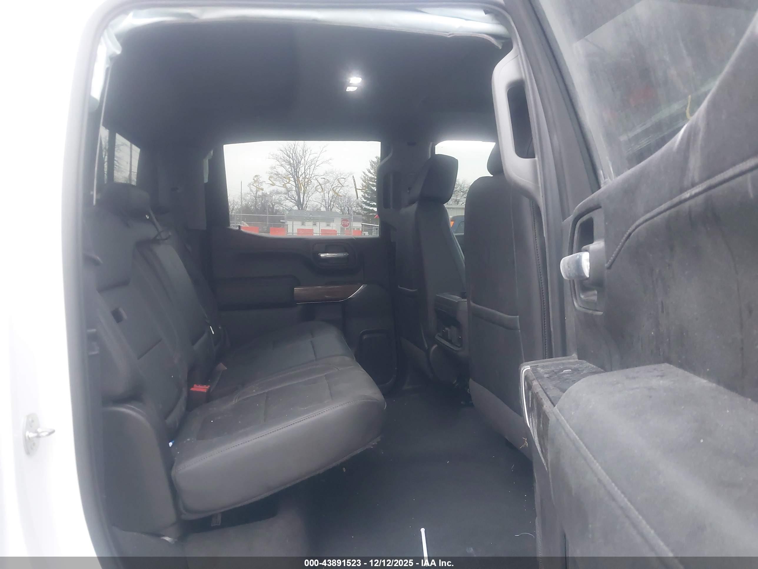 CHEVROLET SILVERADO image 8