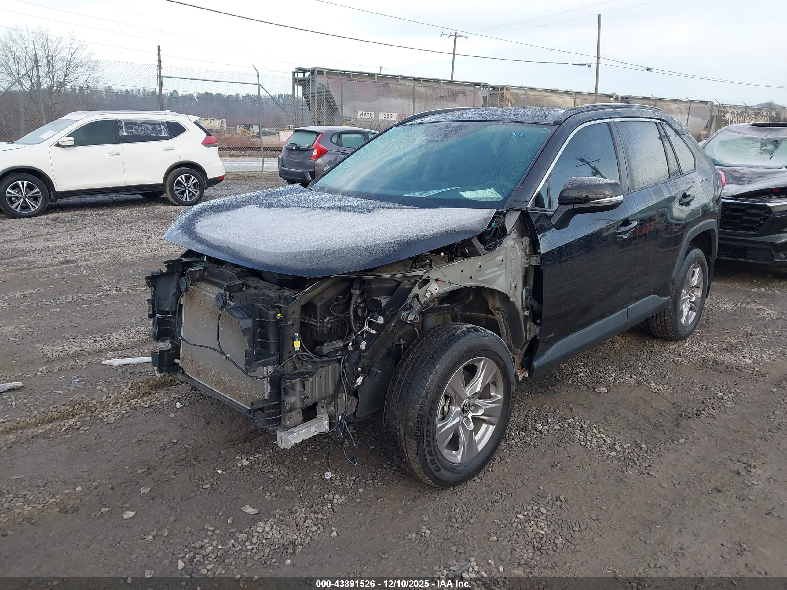 TOYOTA RAV4 image 2