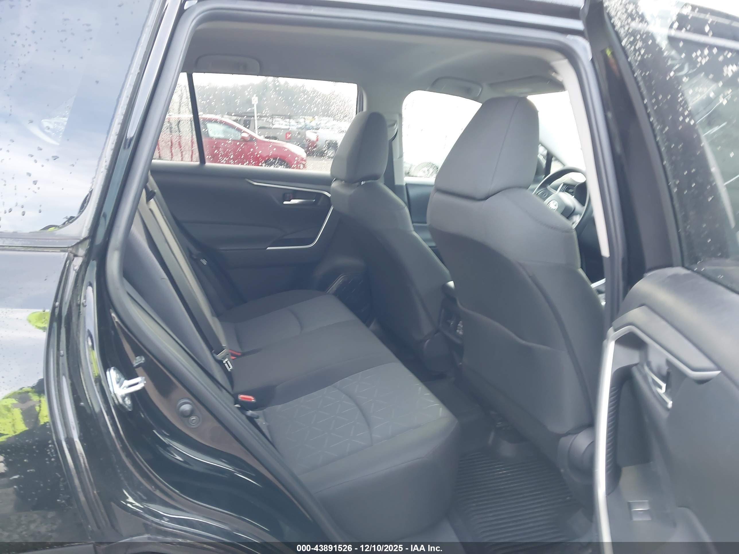 TOYOTA RAV4 image 8