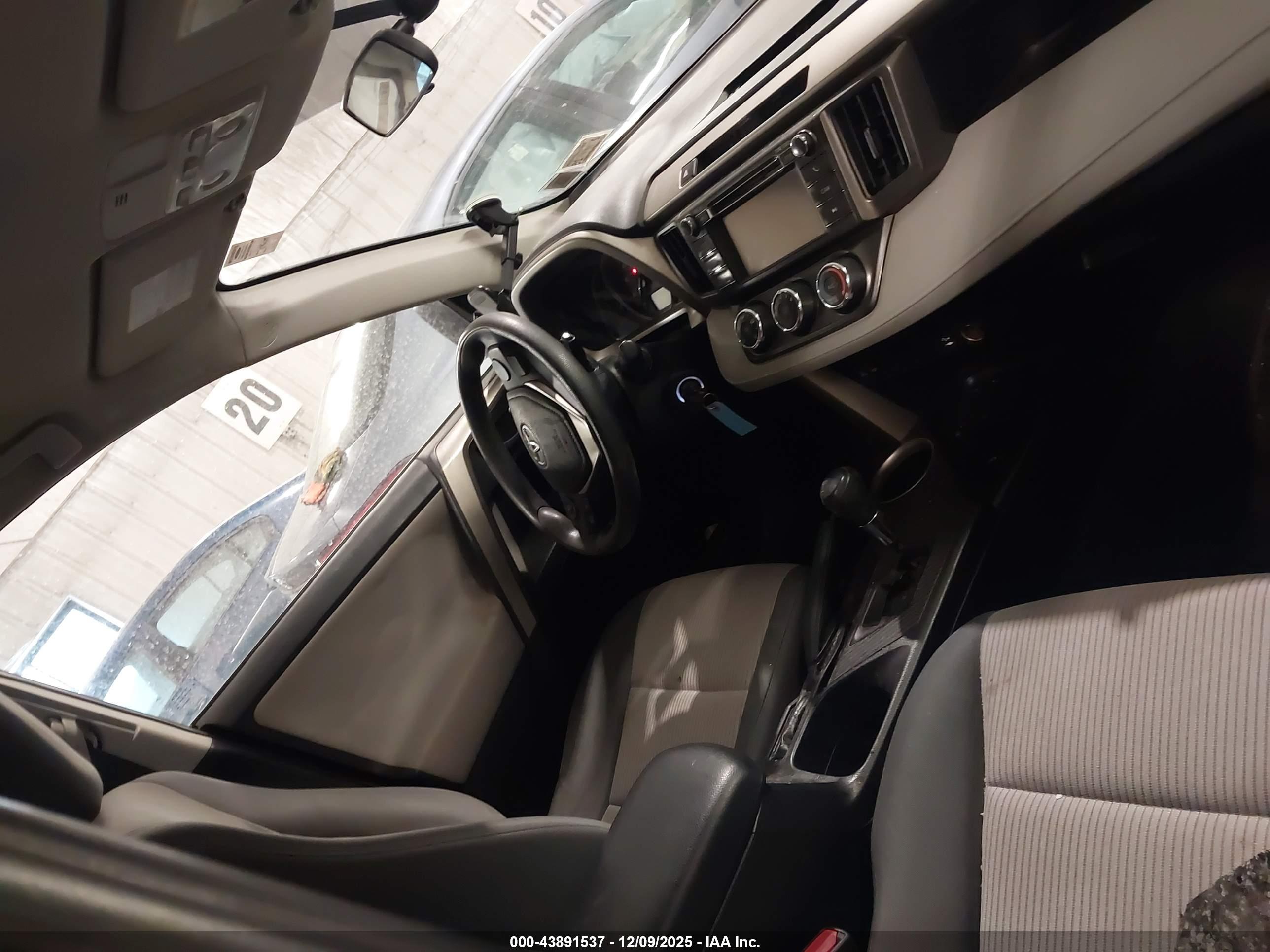 TOYOTA RAV4 image 5