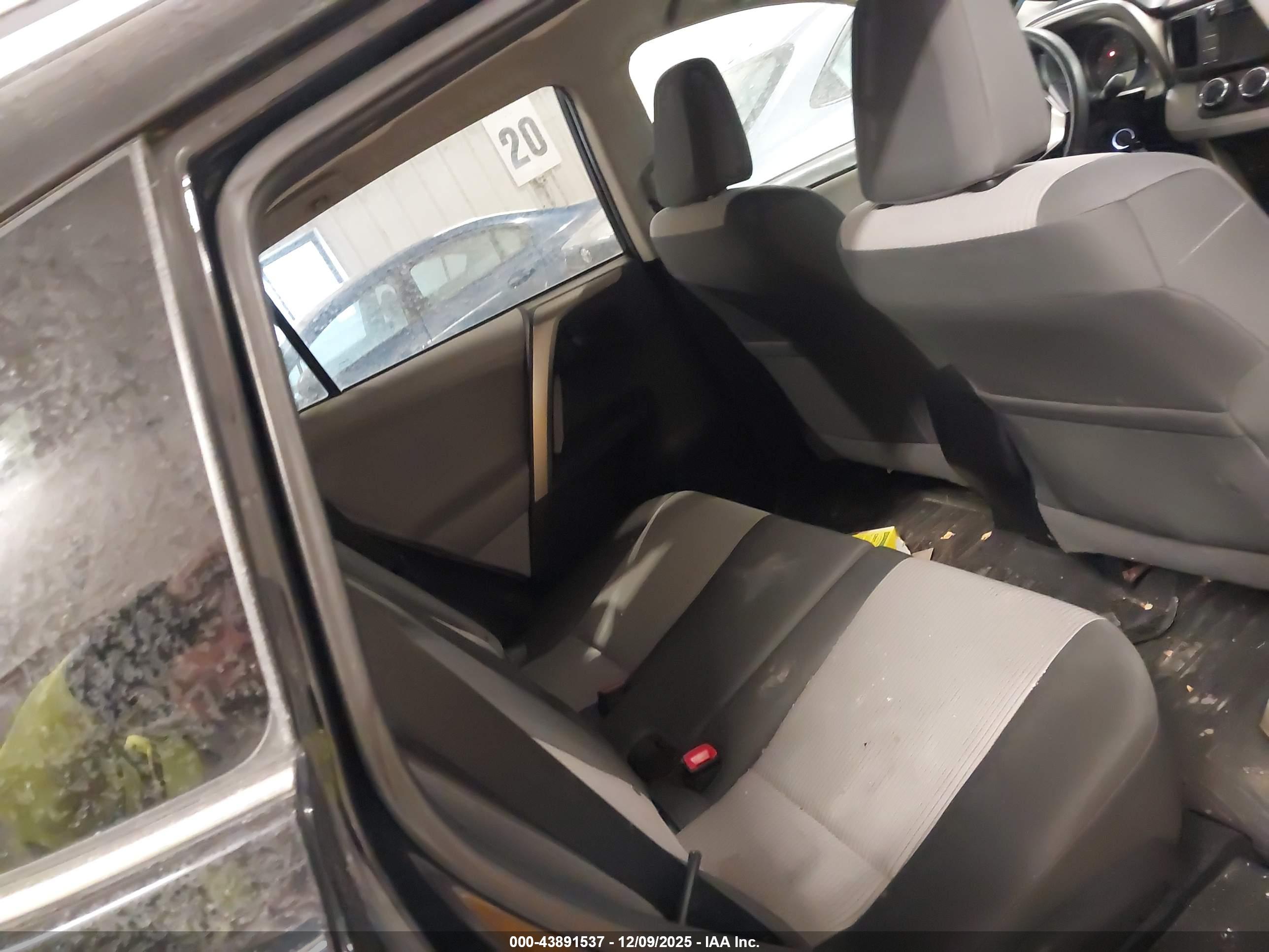 TOYOTA RAV4 image 8