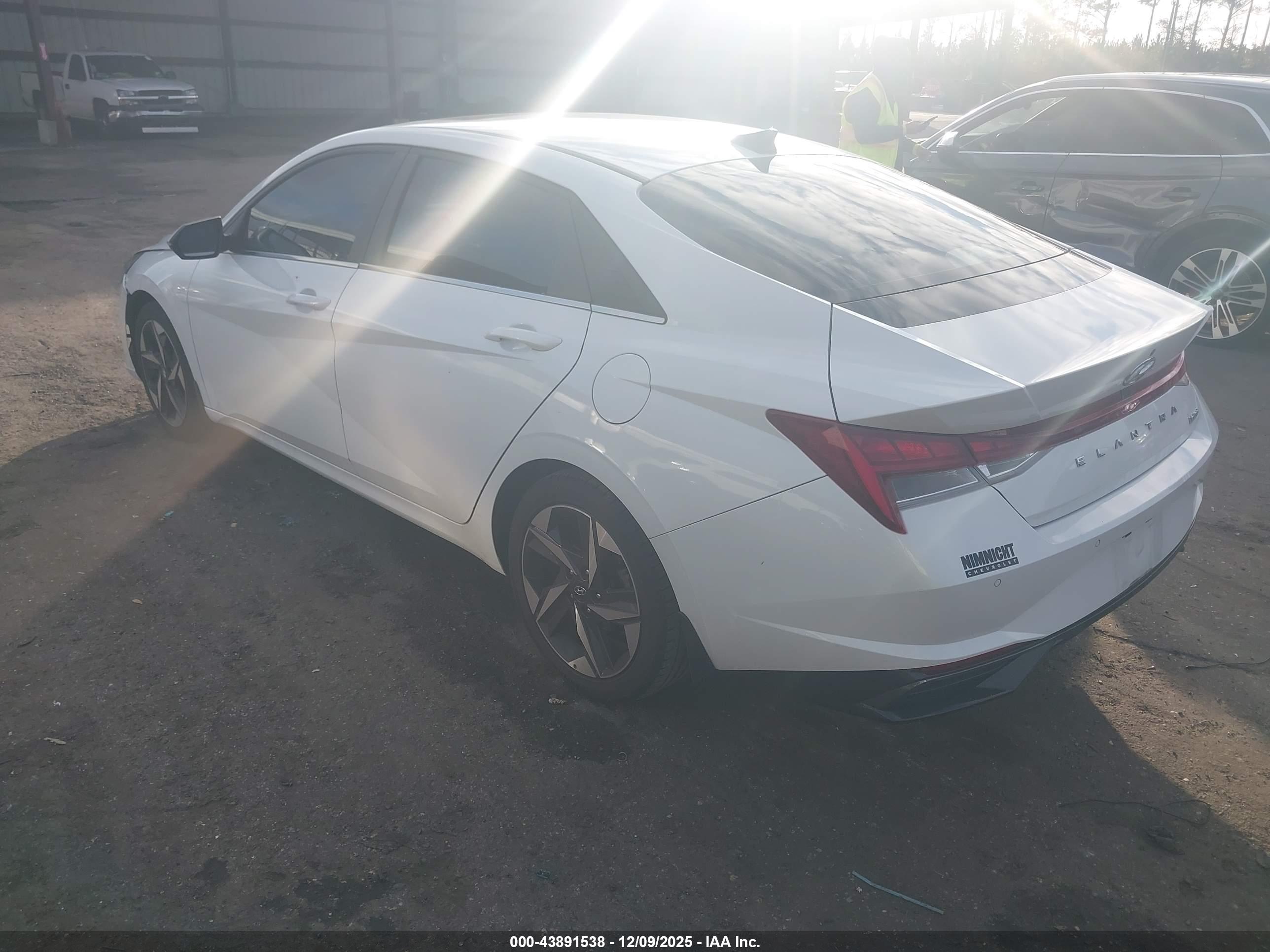 HYUNDAI ELANTRA image 3