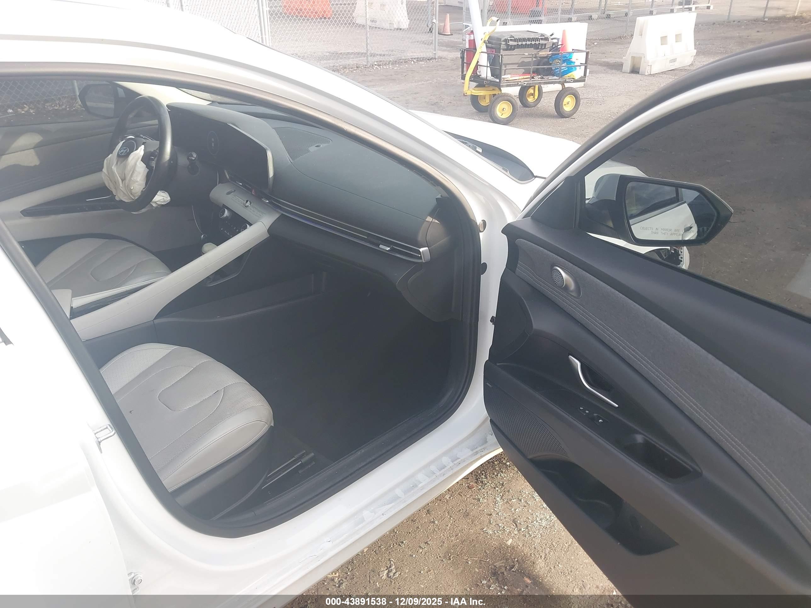 HYUNDAI ELANTRA image 5