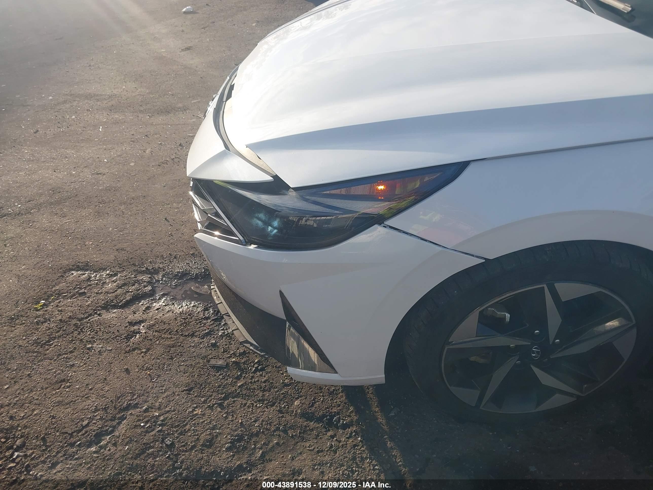 HYUNDAI ELANTRA image 6