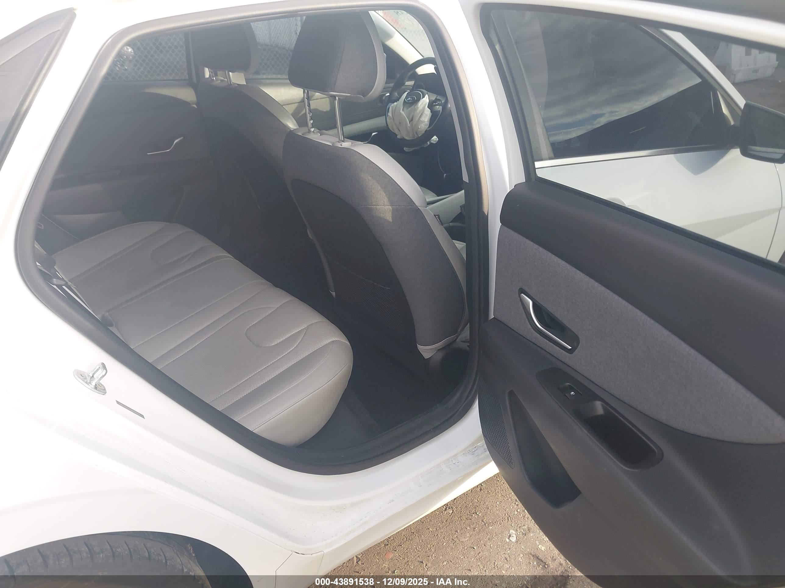 HYUNDAI ELANTRA image 8
