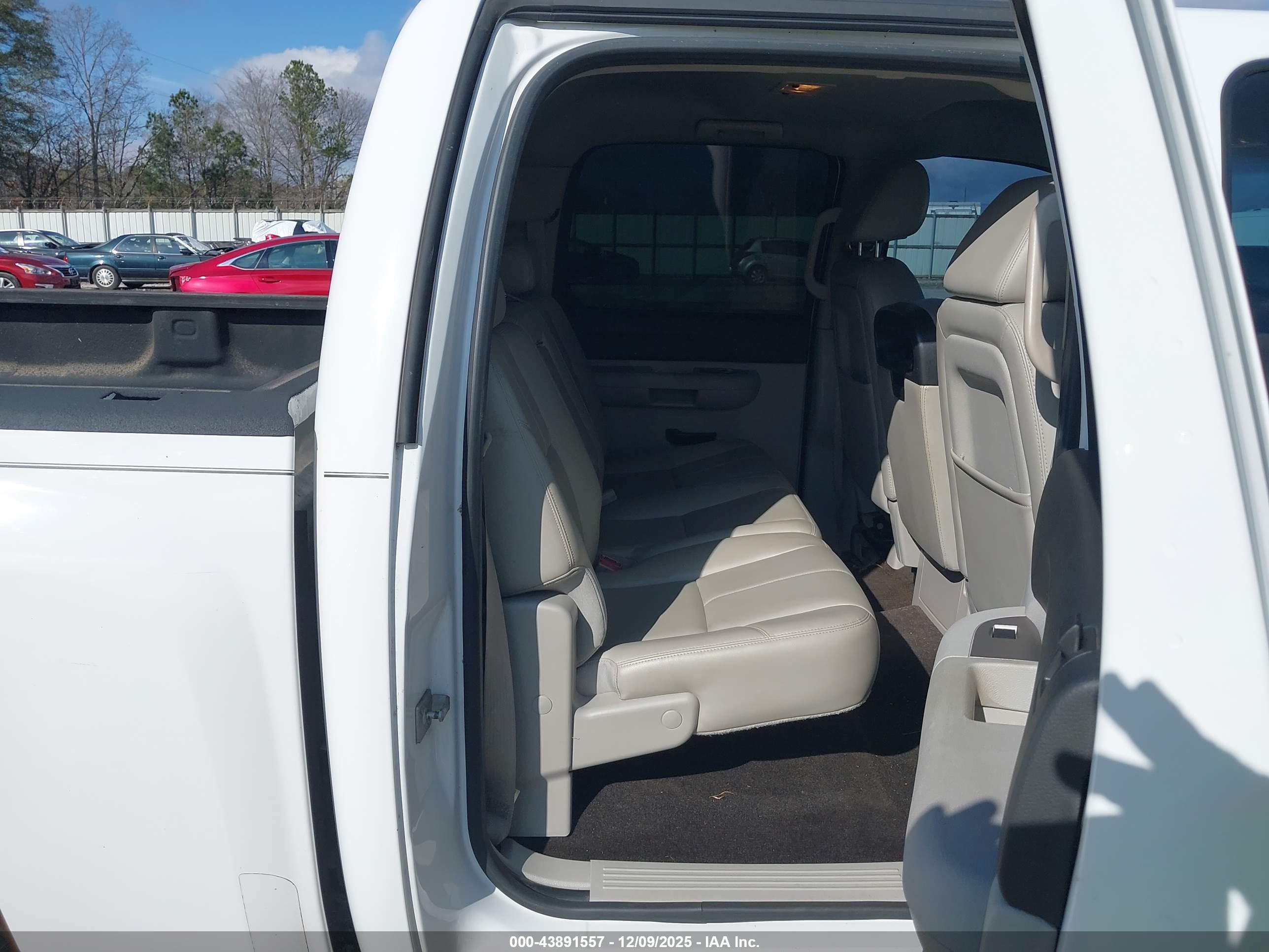 CHEVROLET SILVERADO image 8