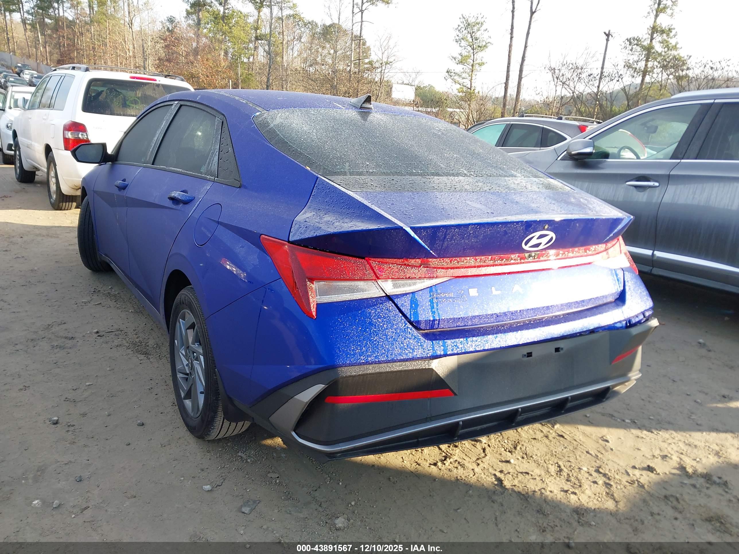 HYUNDAI ELANTRA image 3