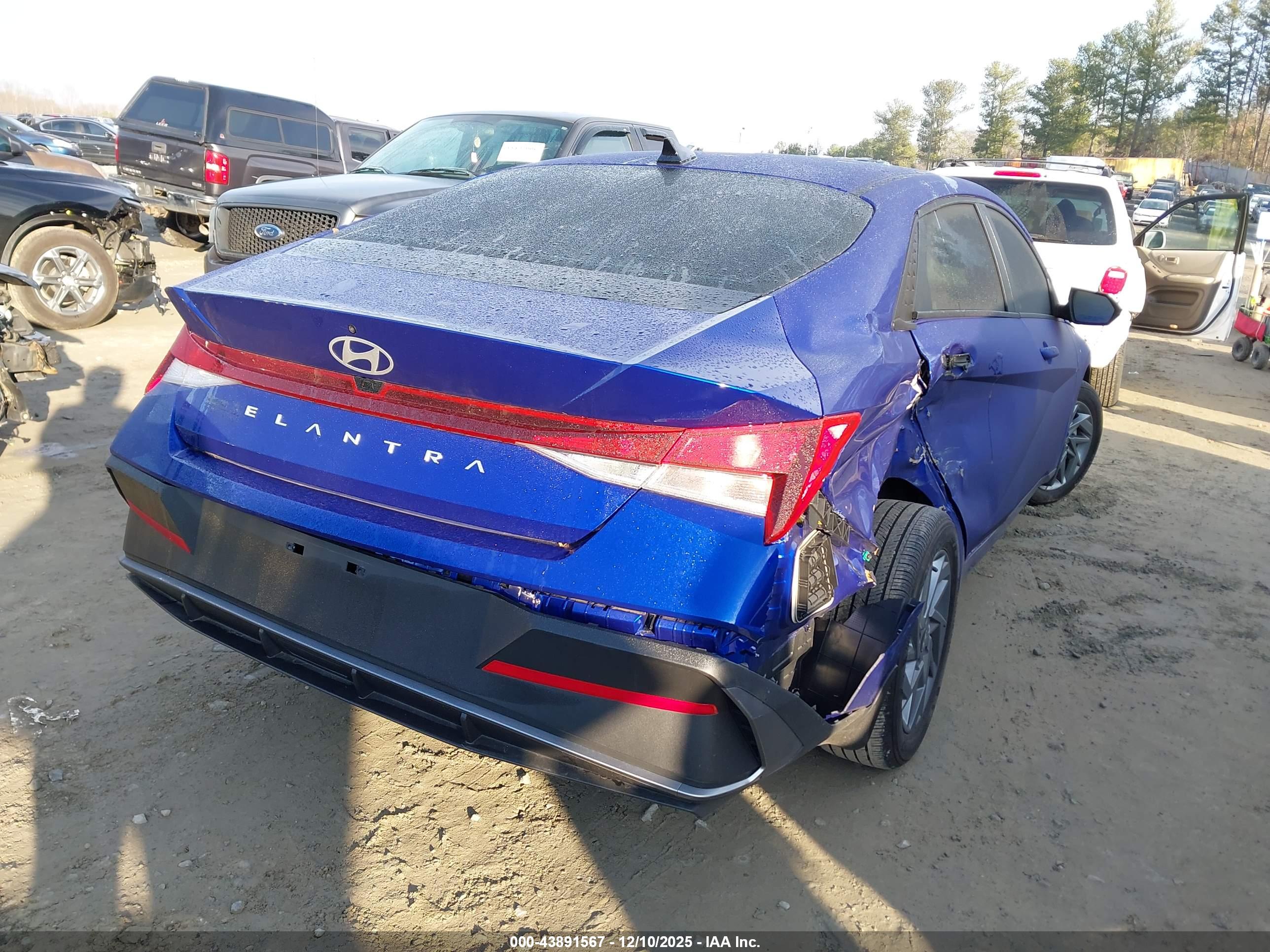 HYUNDAI ELANTRA image 4
