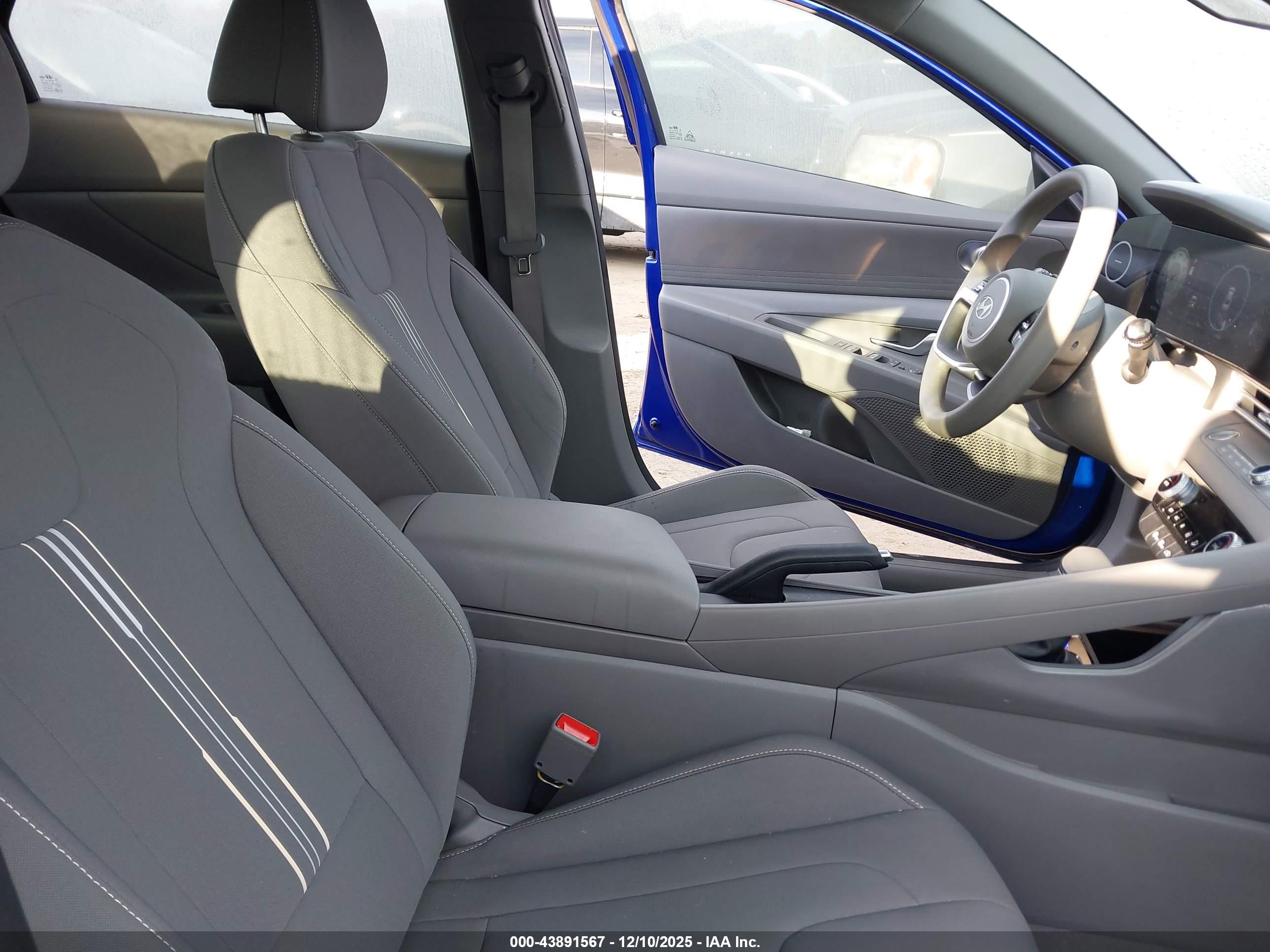 HYUNDAI ELANTRA image 5