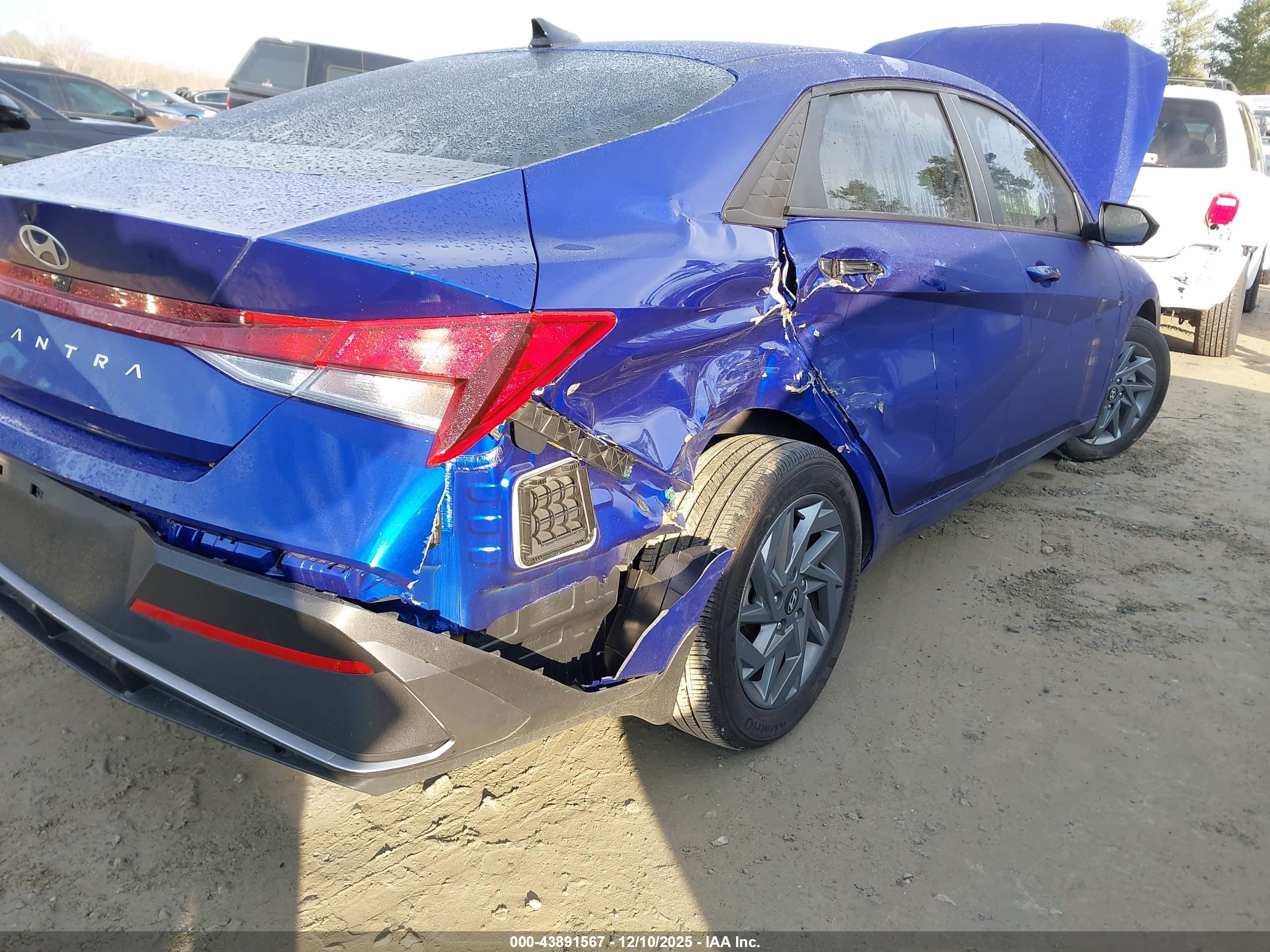 HYUNDAI ELANTRA image 6