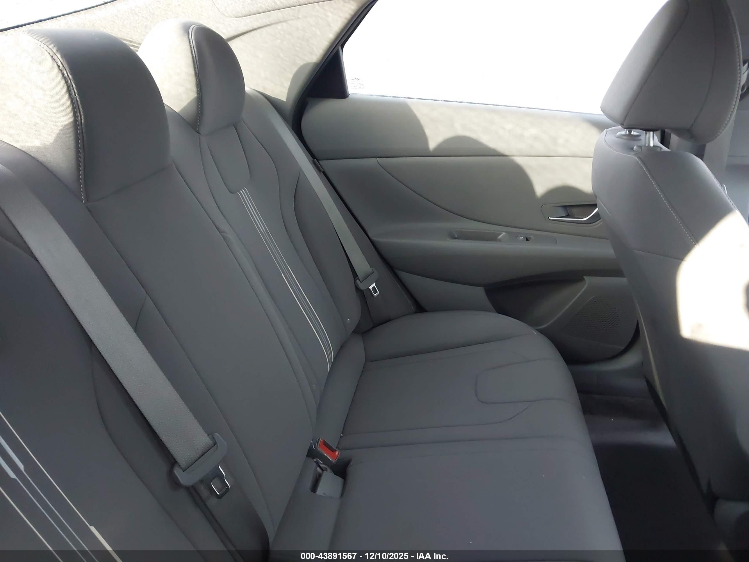 HYUNDAI ELANTRA image 8