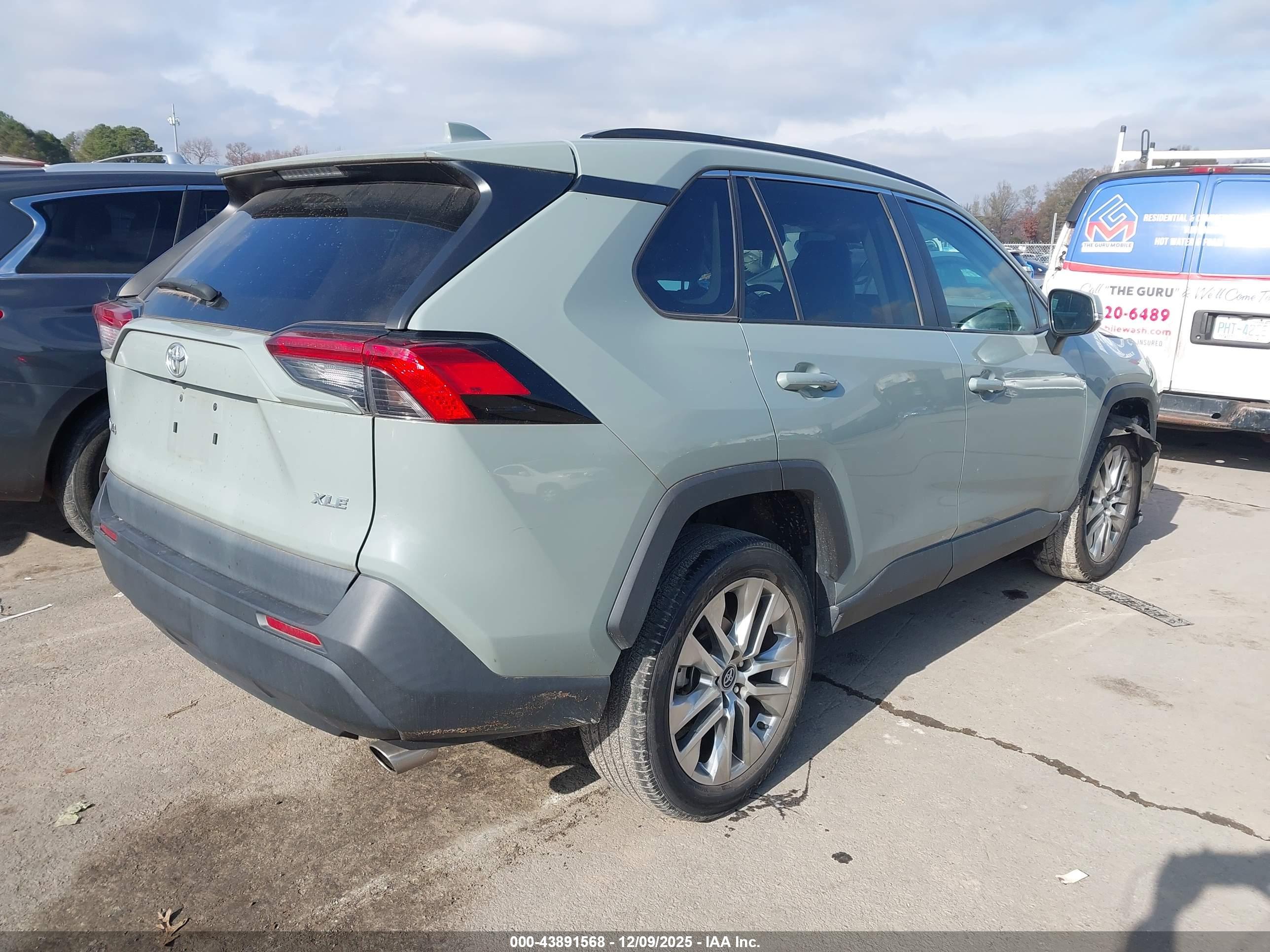 TOYOTA RAV4 image 4