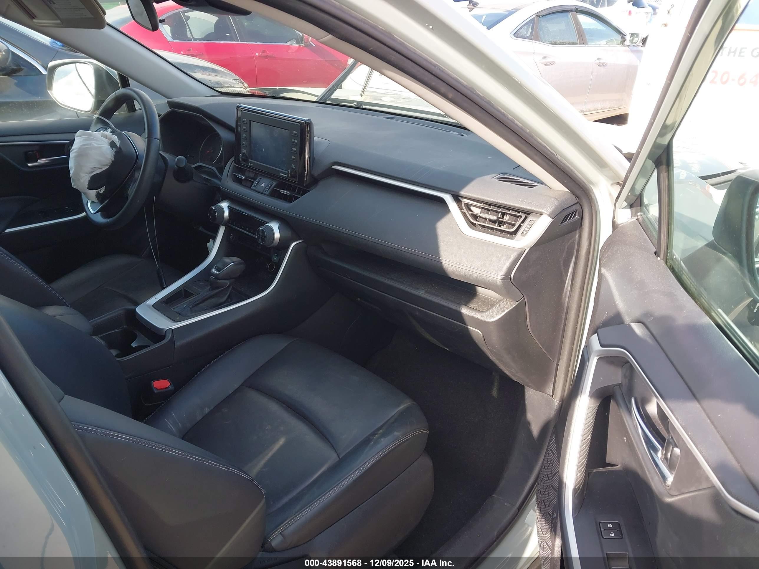 TOYOTA RAV4 image 5