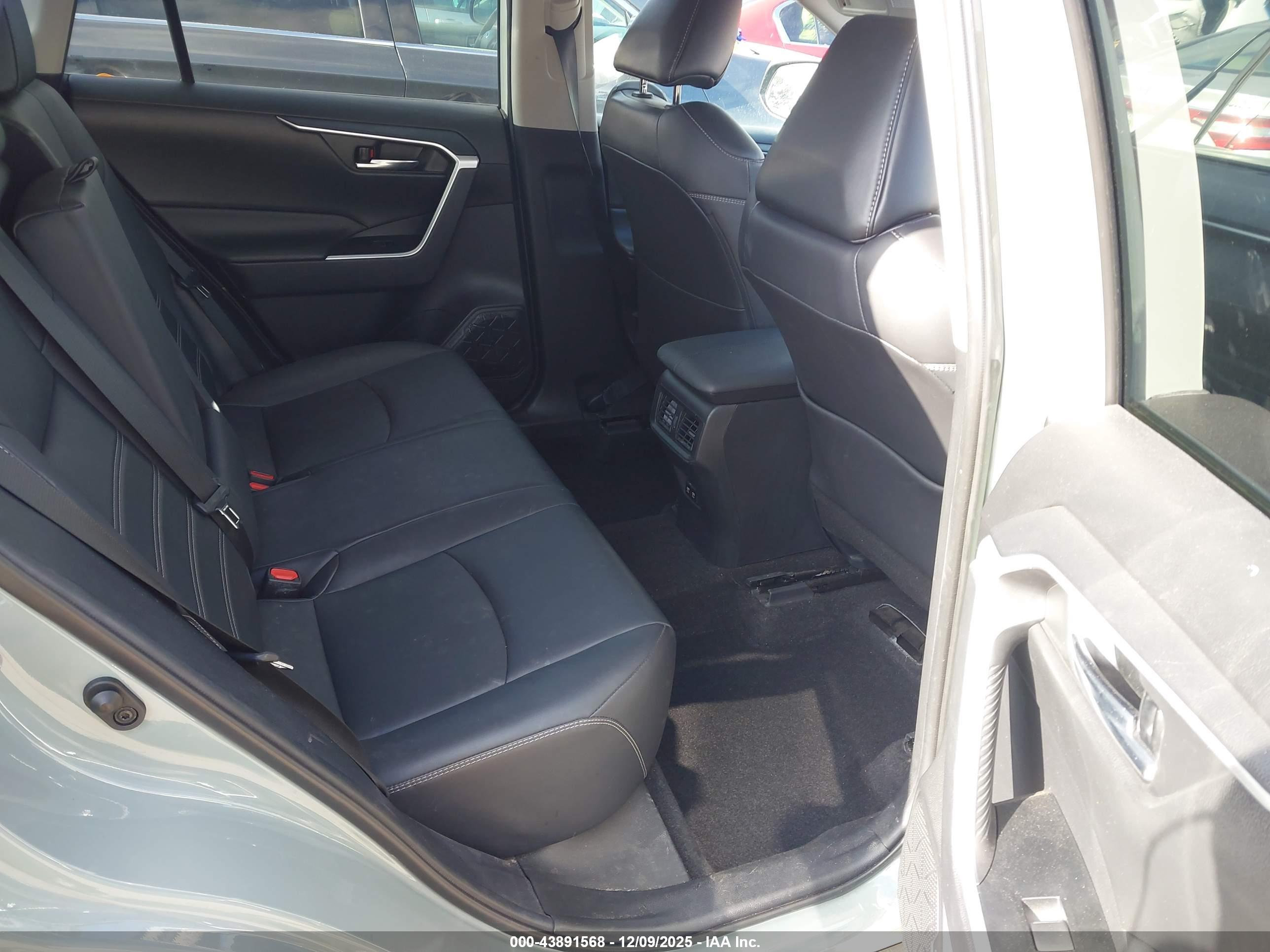 TOYOTA RAV4 image 8