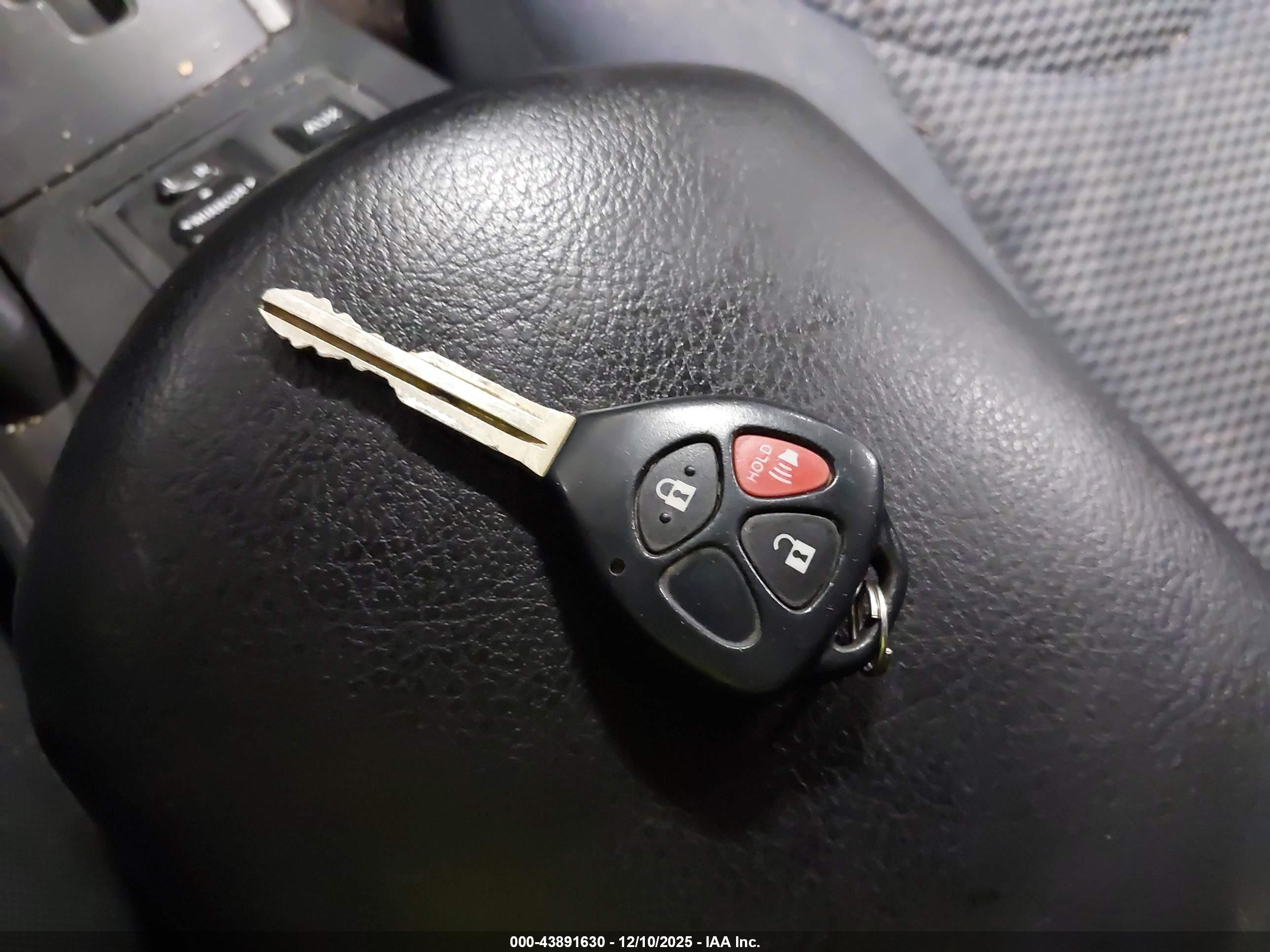 TOYOTA RAV4 image 11
