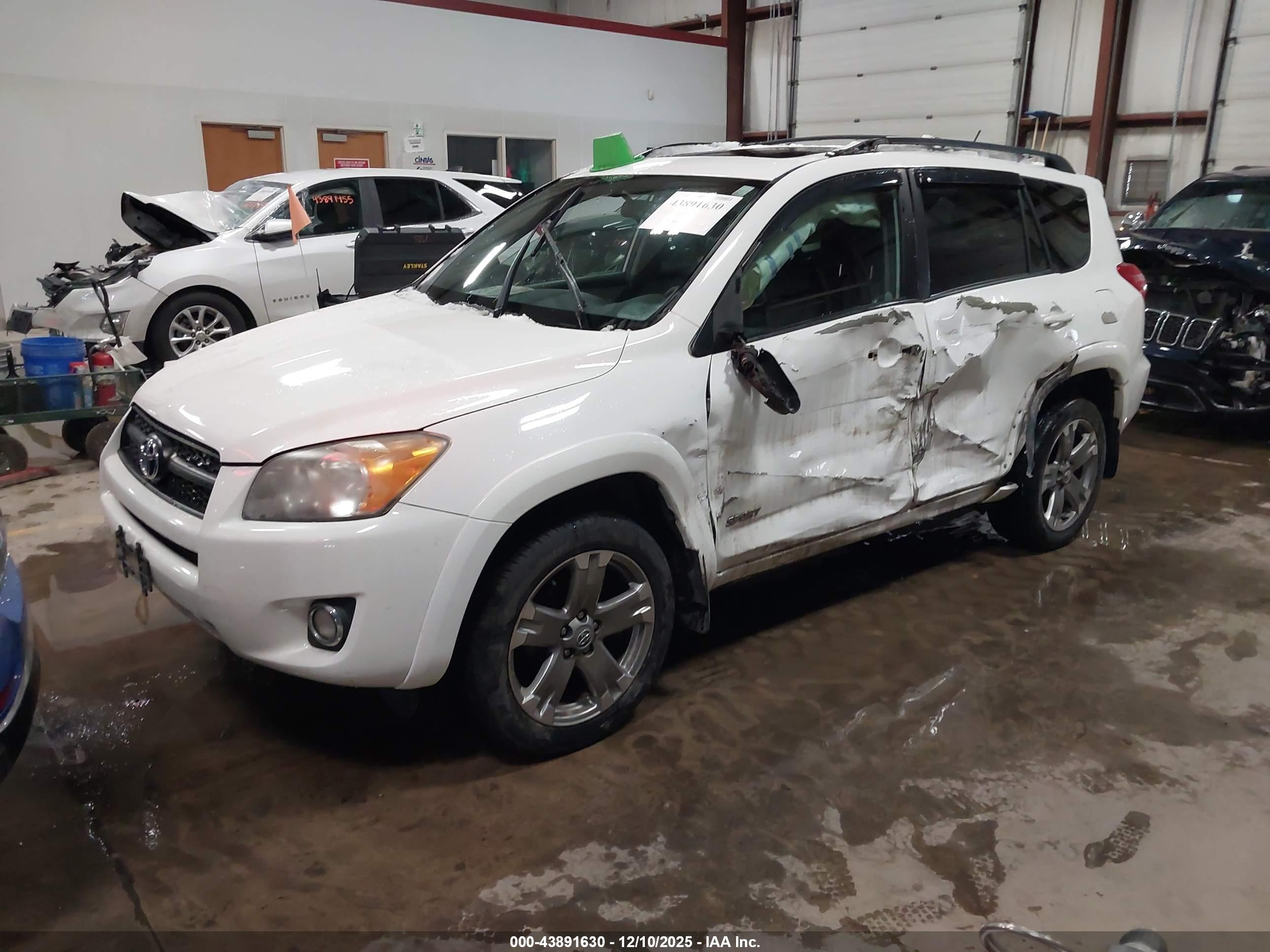 TOYOTA RAV4 image 2