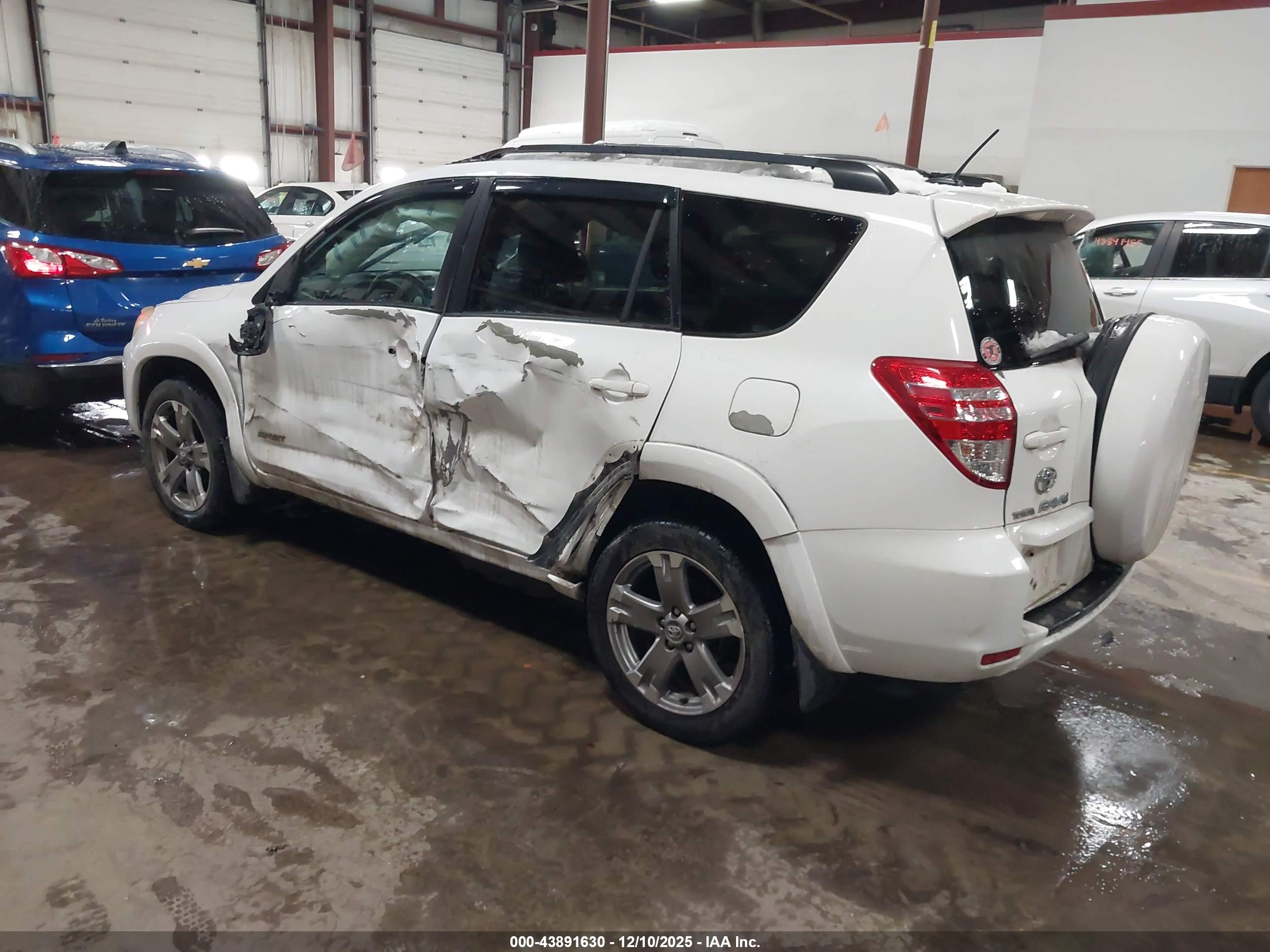 TOYOTA RAV4 image 3