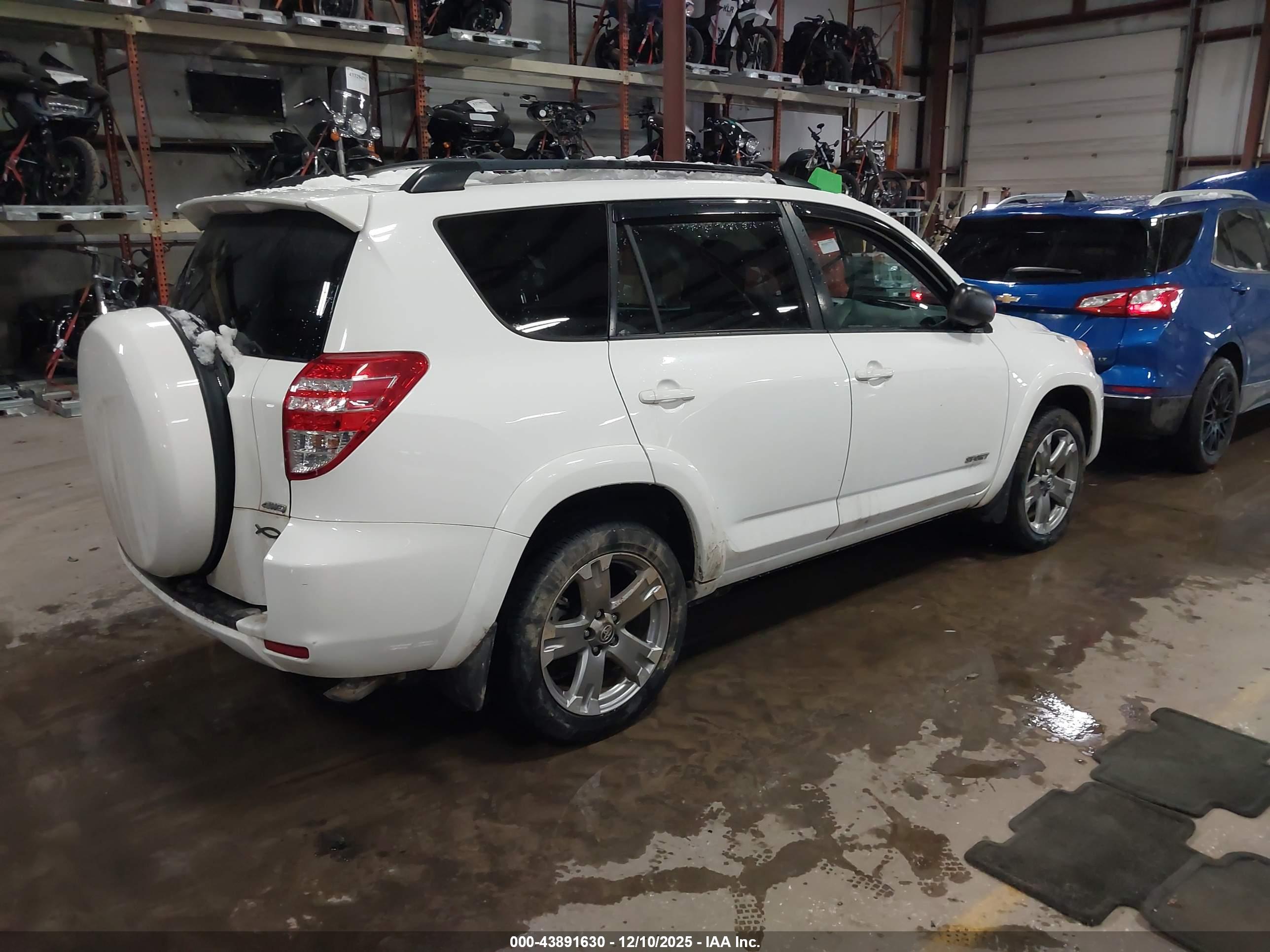 TOYOTA RAV4 image 4