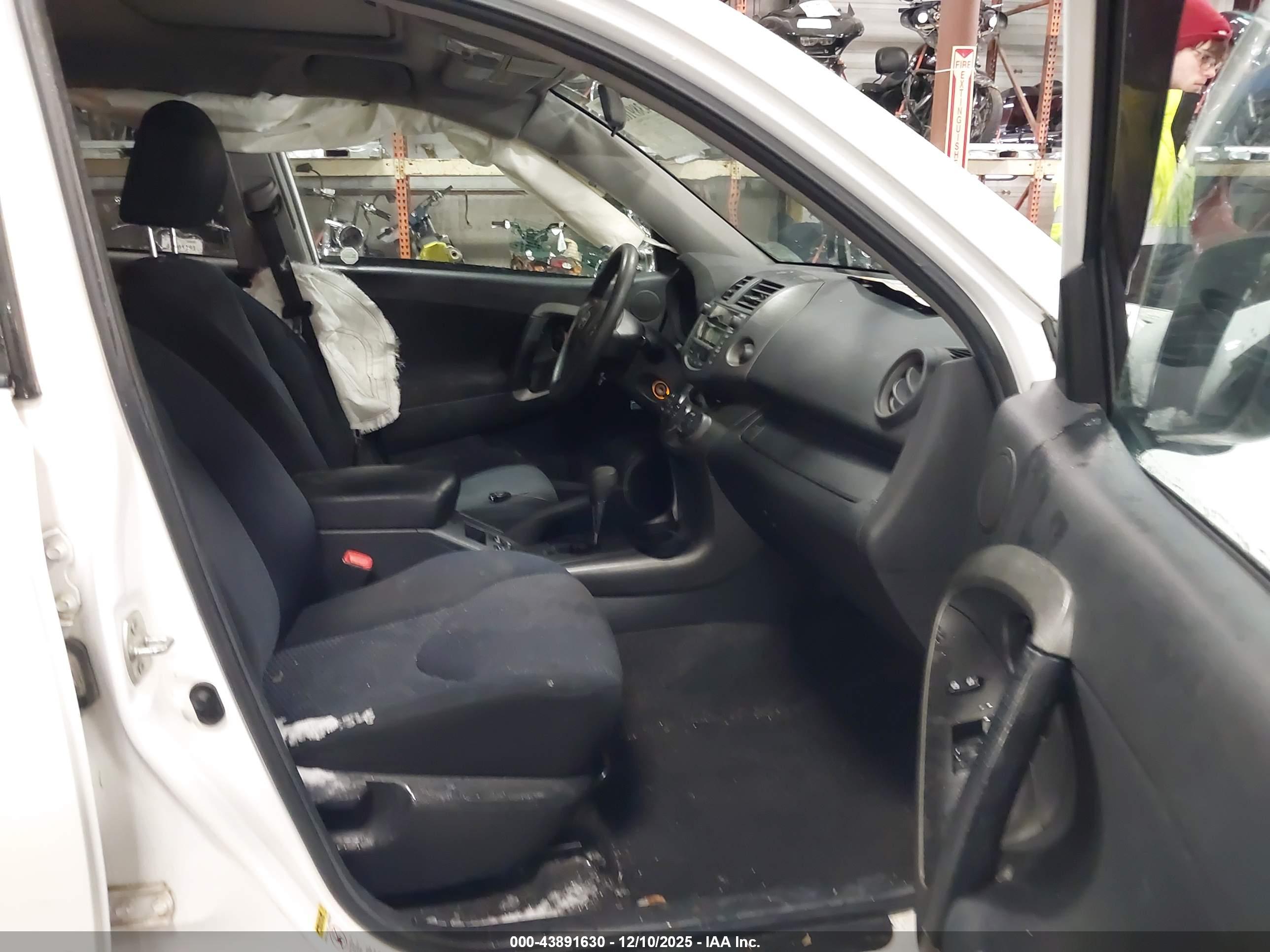 TOYOTA RAV4 image 5