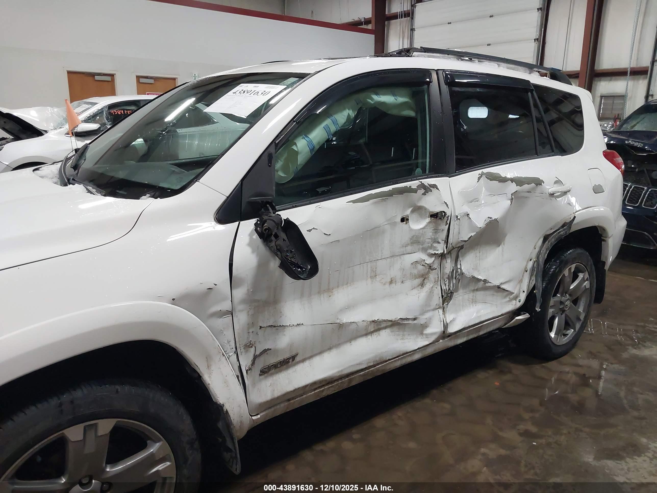TOYOTA RAV4 image 6