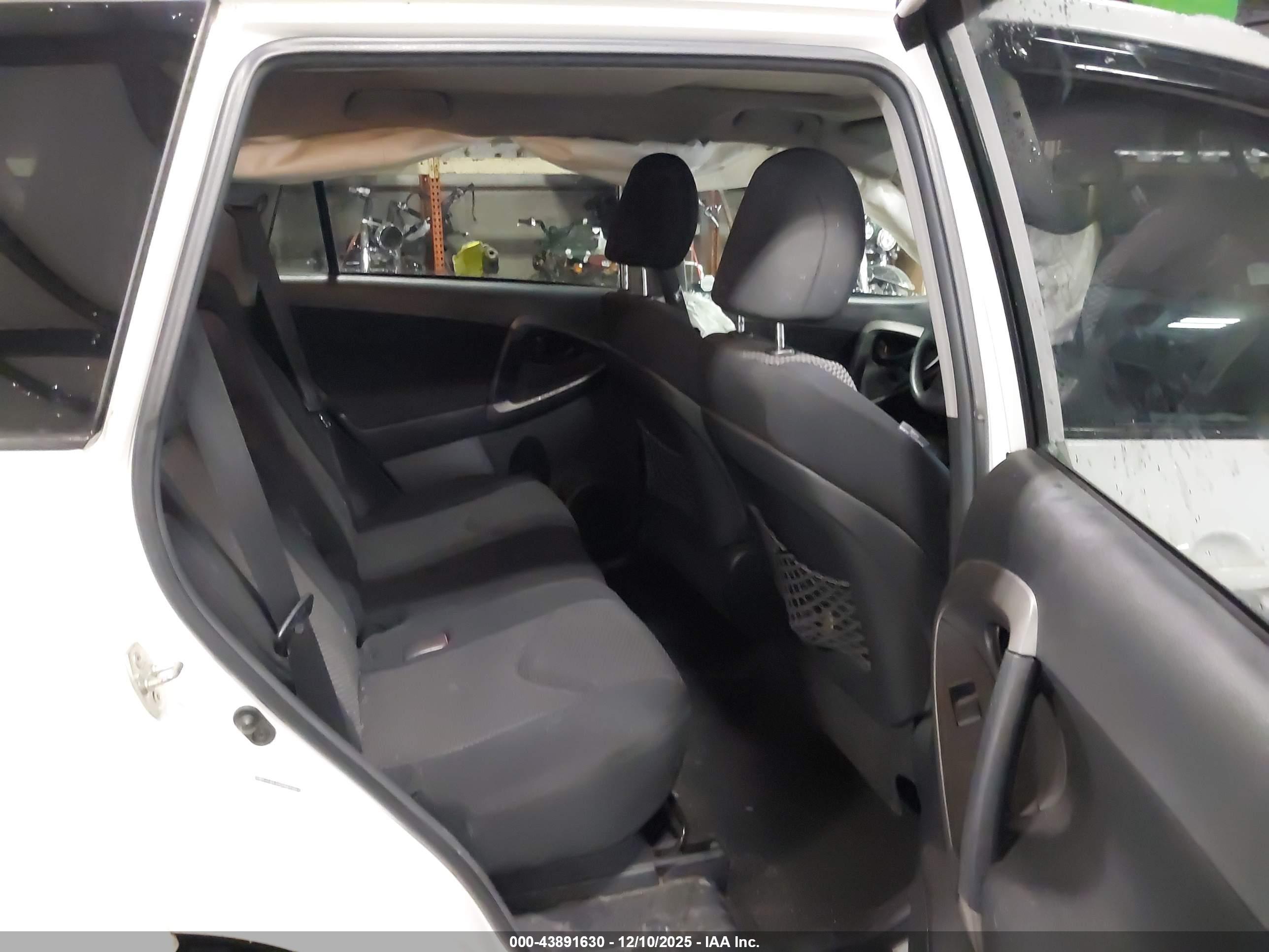 TOYOTA RAV4 image 8