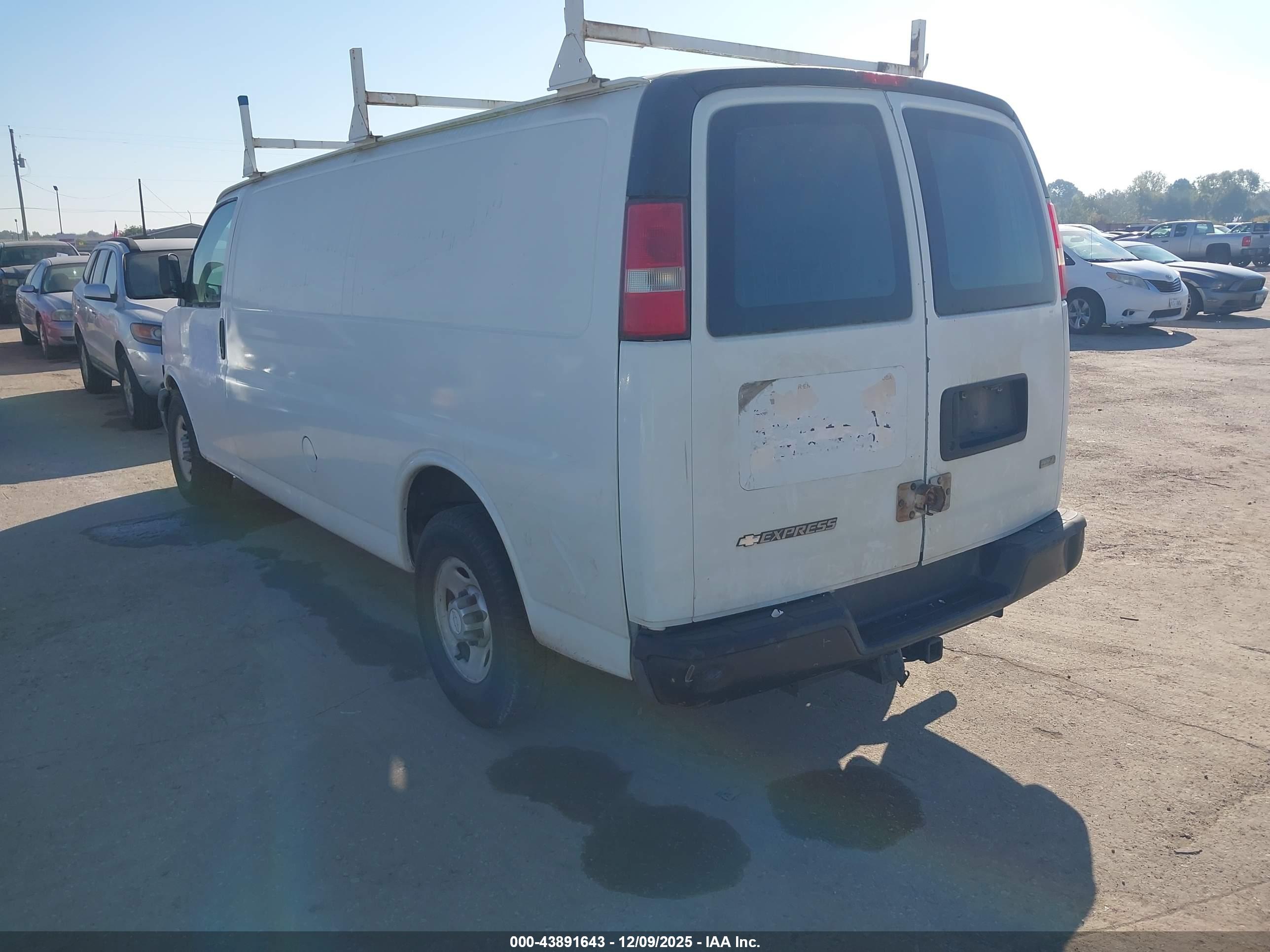 CHEVROLET EXPRESS image 3