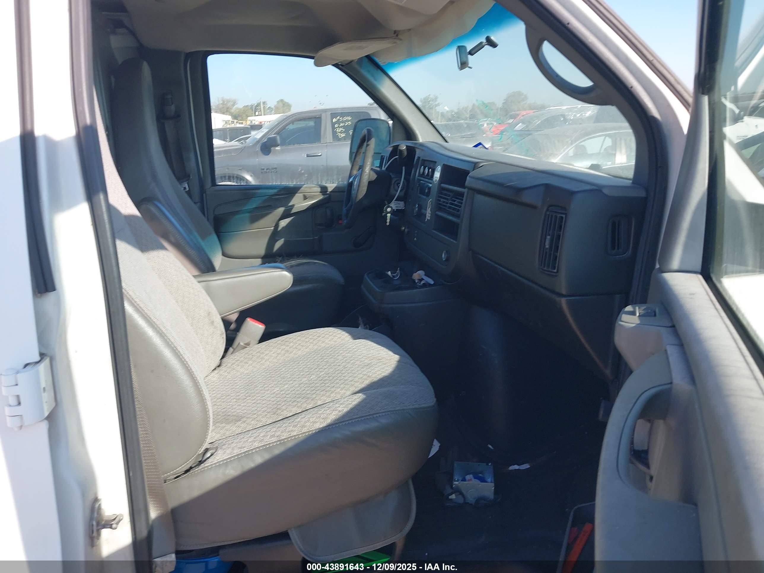 CHEVROLET EXPRESS image 5