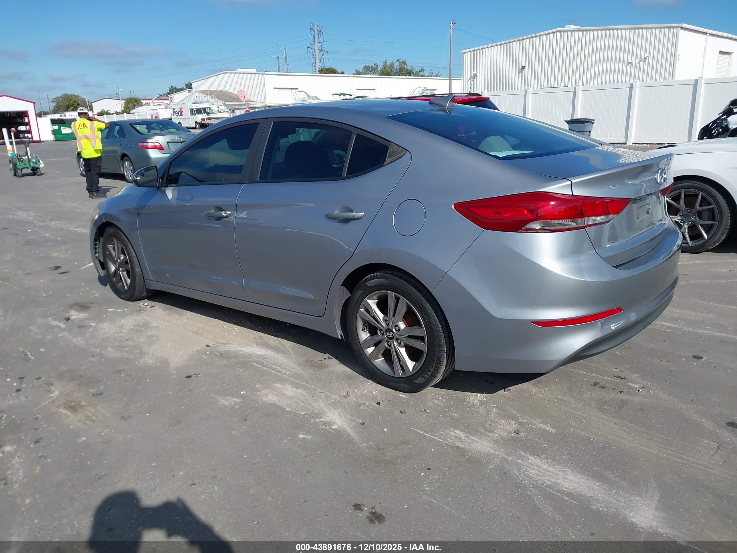 HYUNDAI ELANTRA image 3
