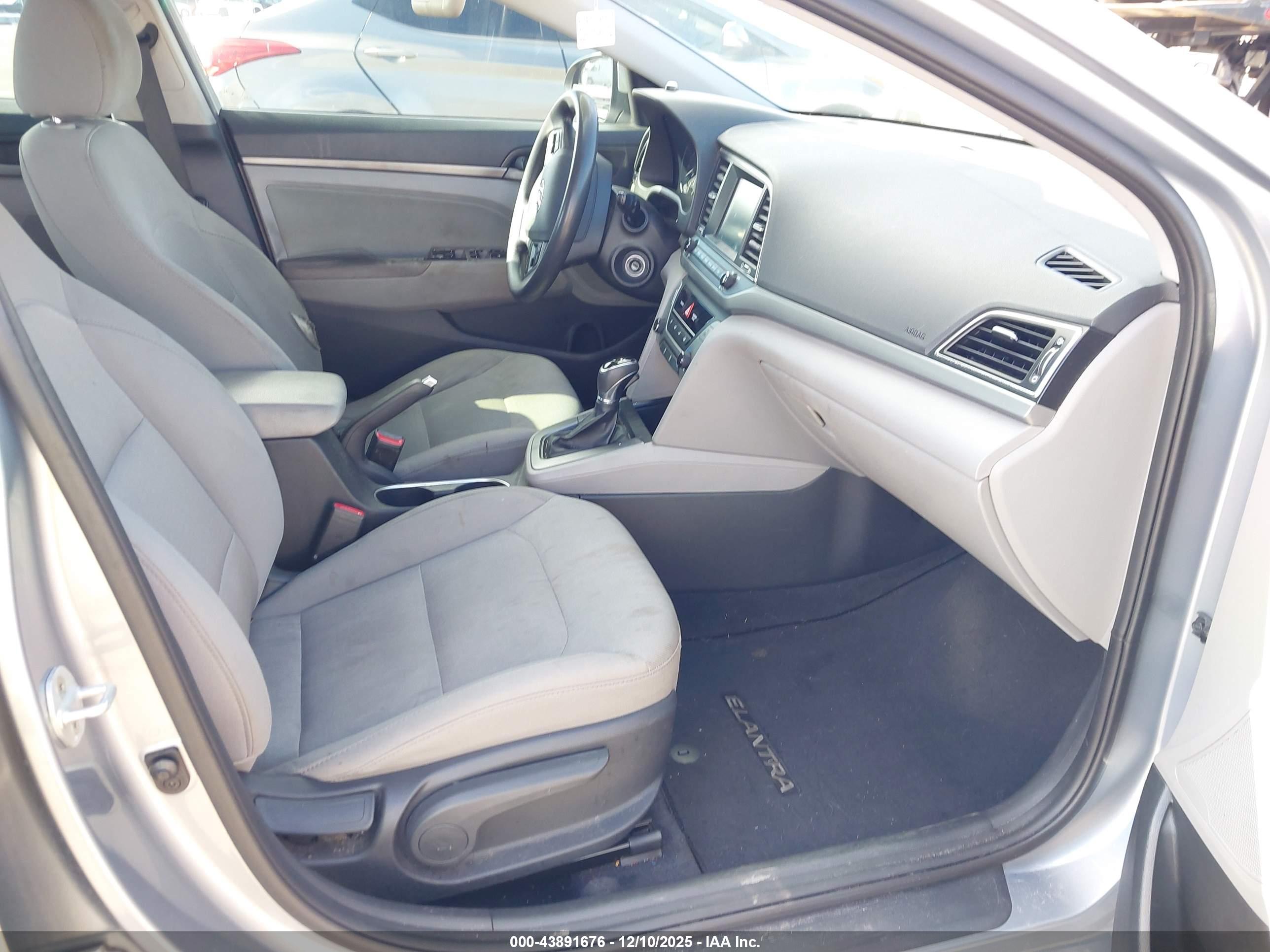 HYUNDAI ELANTRA image 5