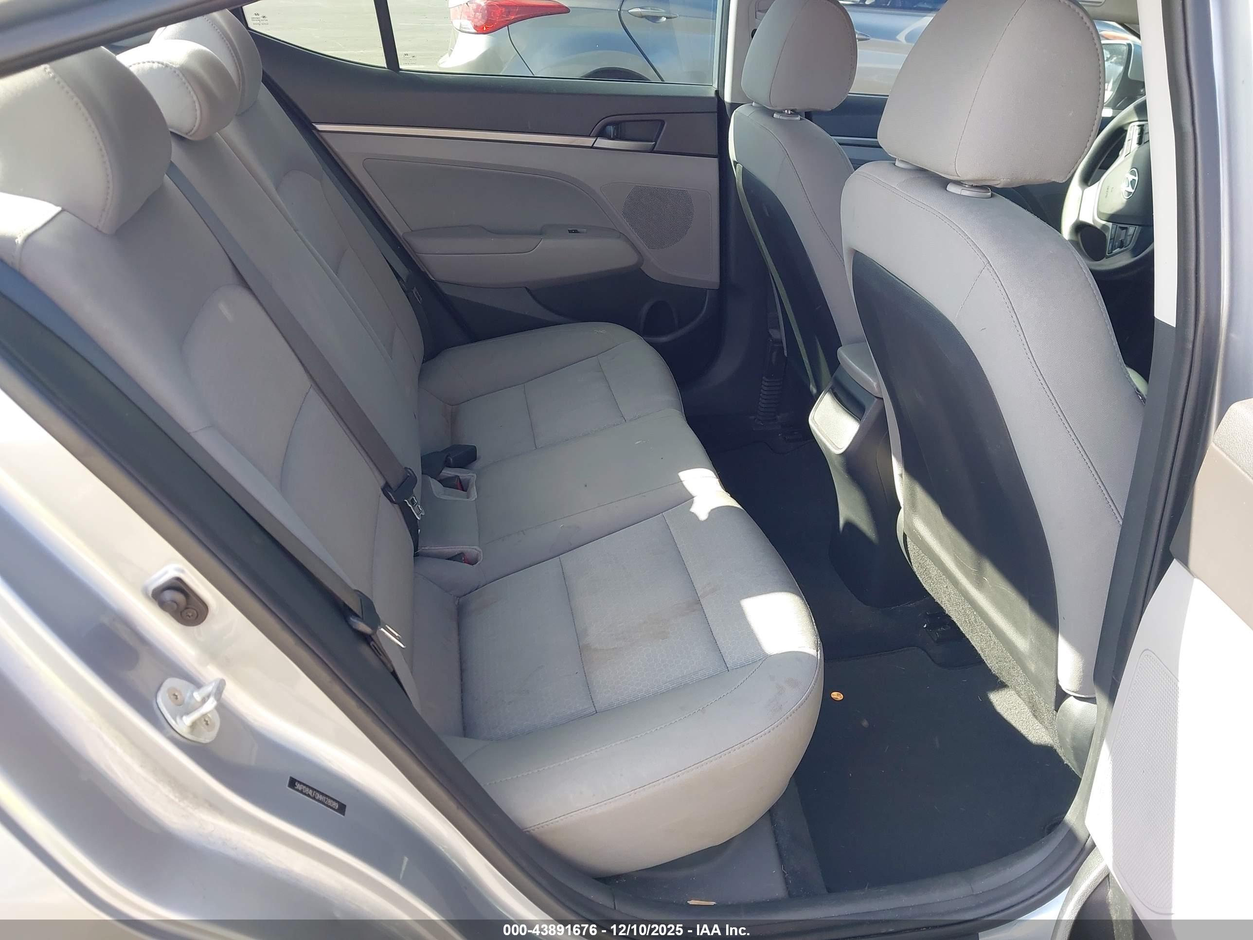HYUNDAI ELANTRA image 8