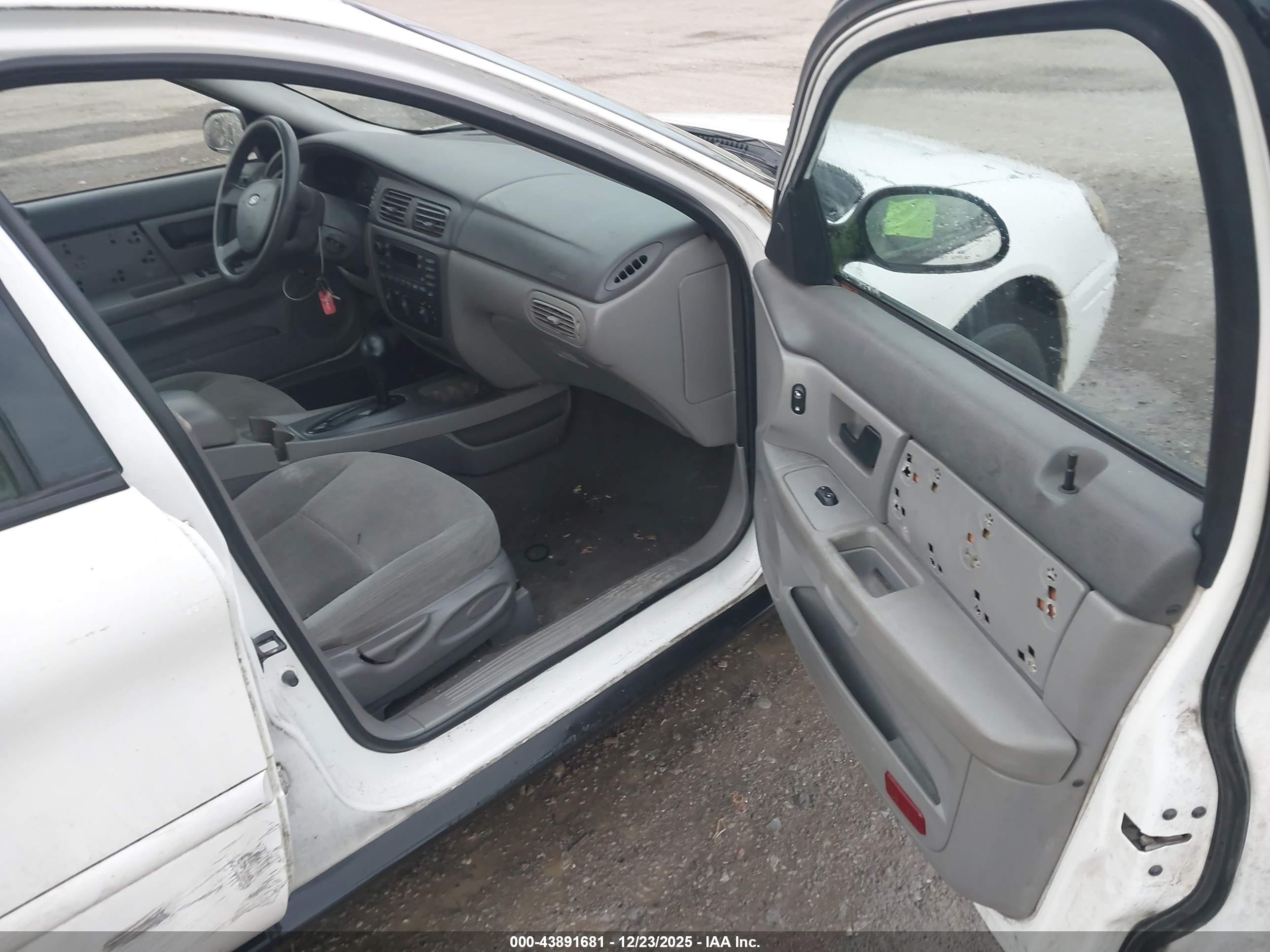FORD TAURUS image 5