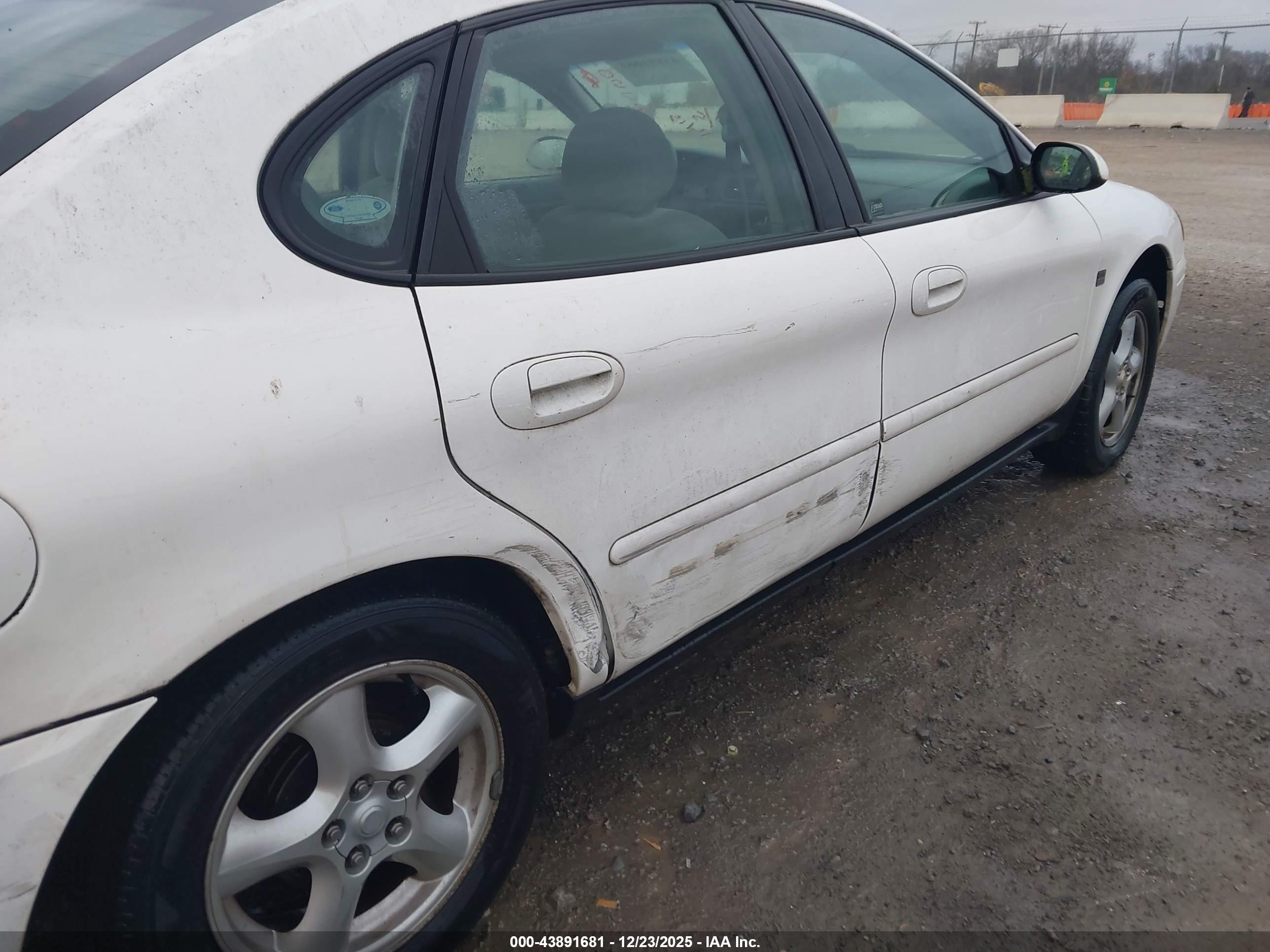 FORD TAURUS image 6