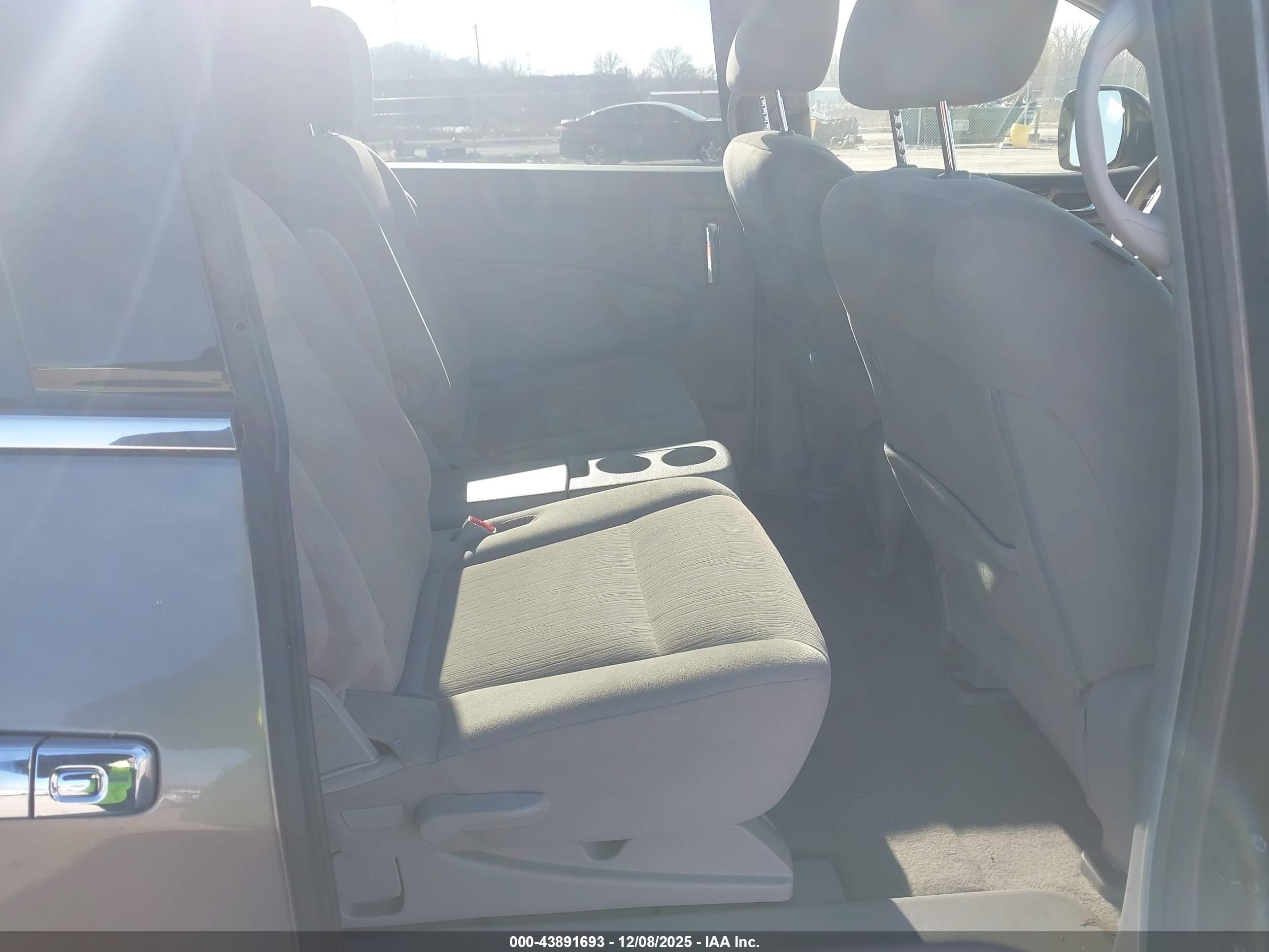 NISSAN QUEST image 8