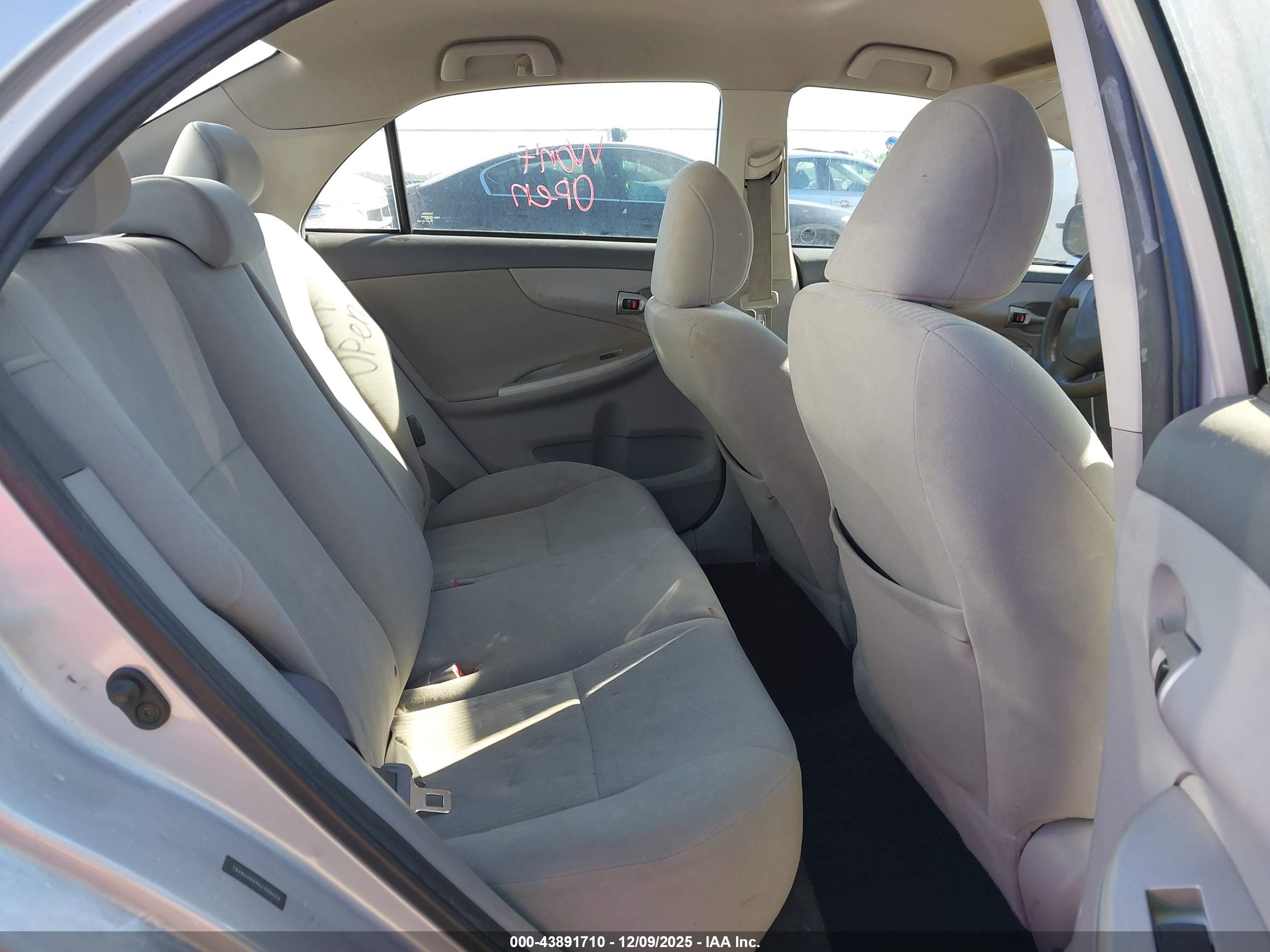 TOYOTA COROLLA image 8