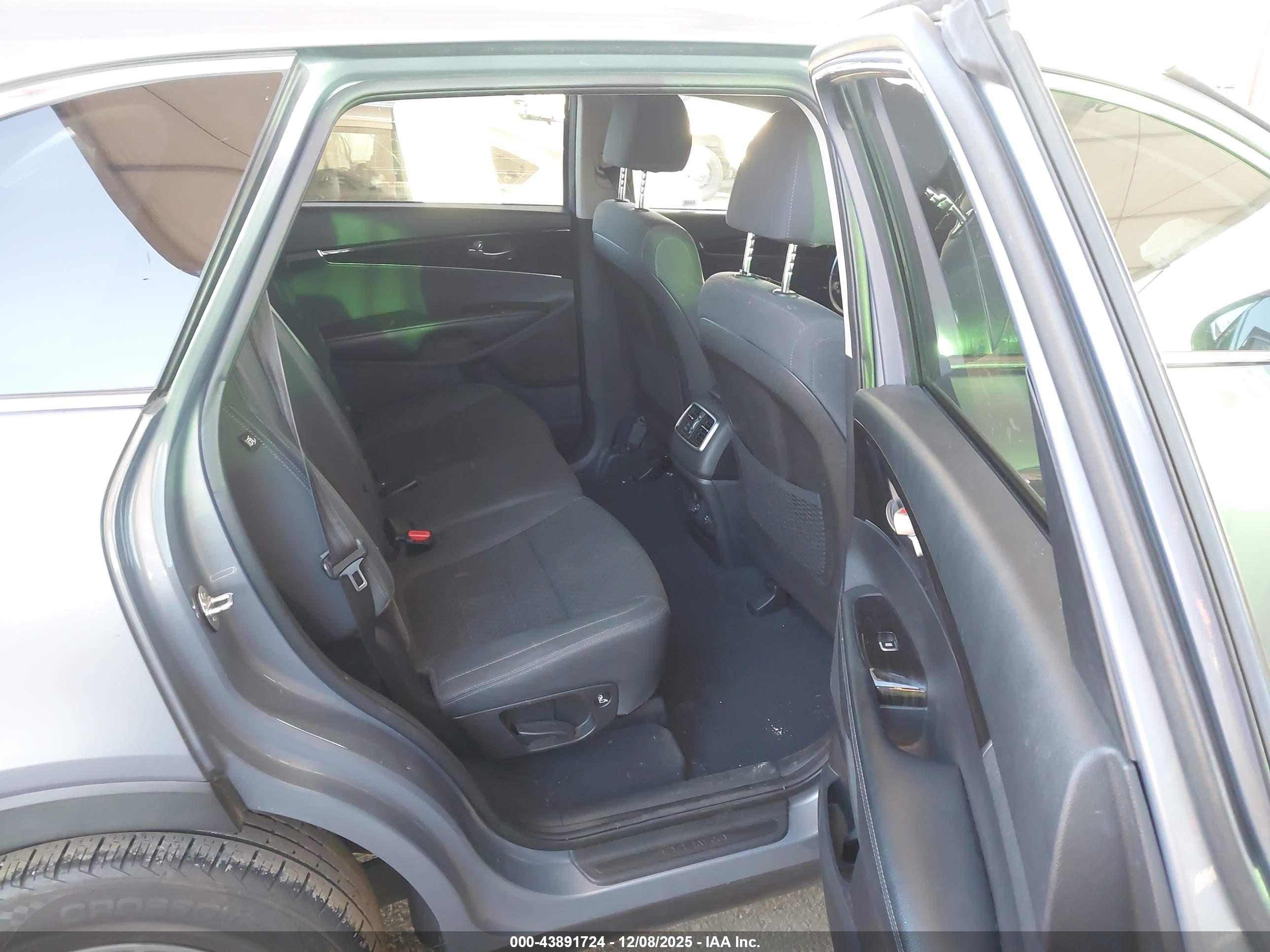 KIA SORENTO image 8