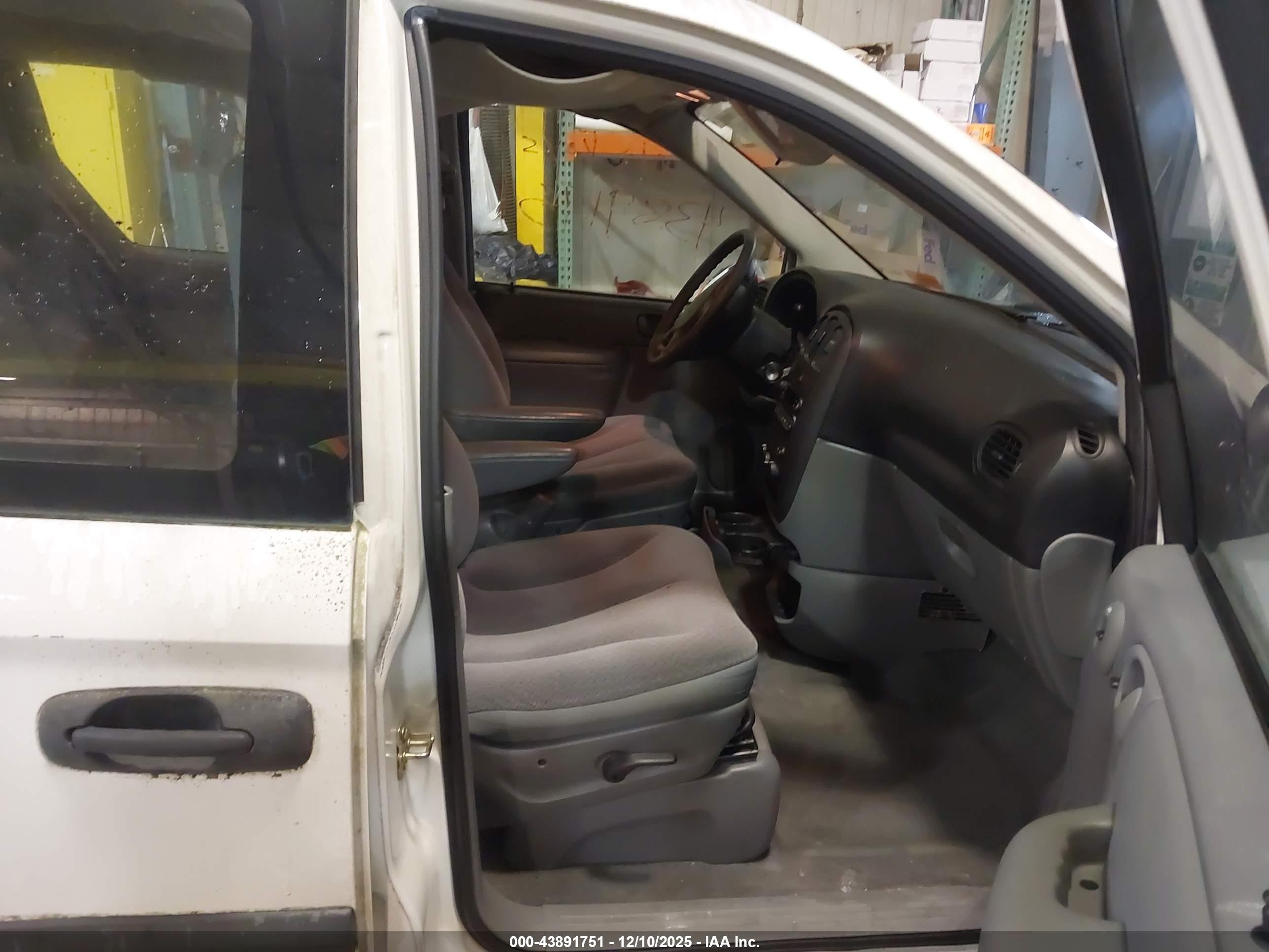 DODGE CARAVAN image 5