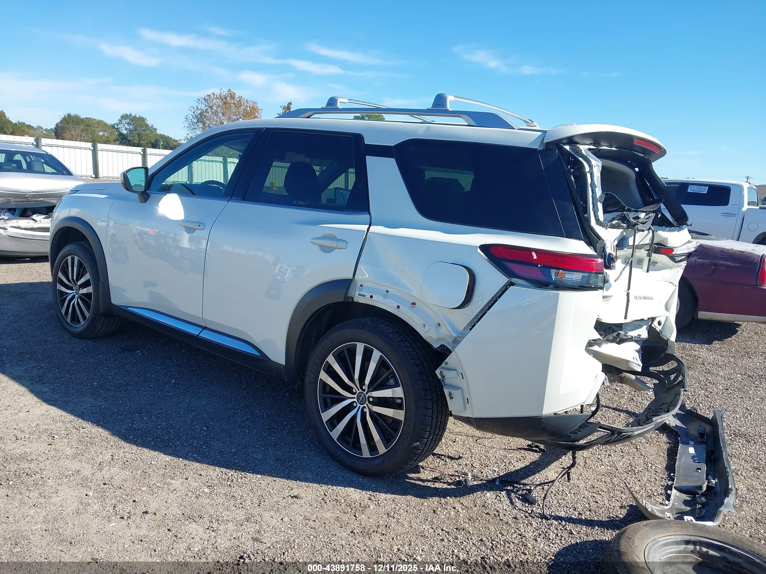 NISSAN PATHFINDER image 3