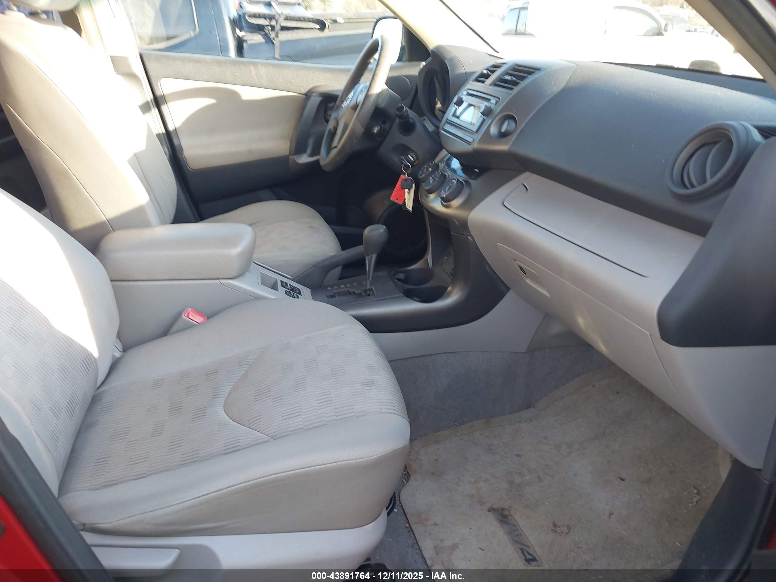 TOYOTA RAV4 image 5